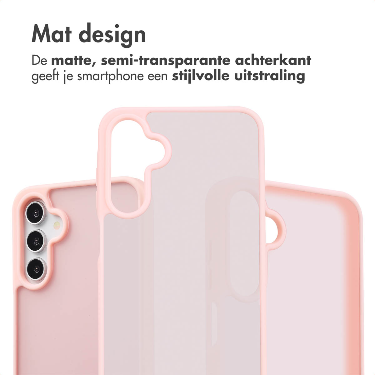 Drie lichtroze telefoonhoesjes zijn op elkaar gestapeld, close-up.