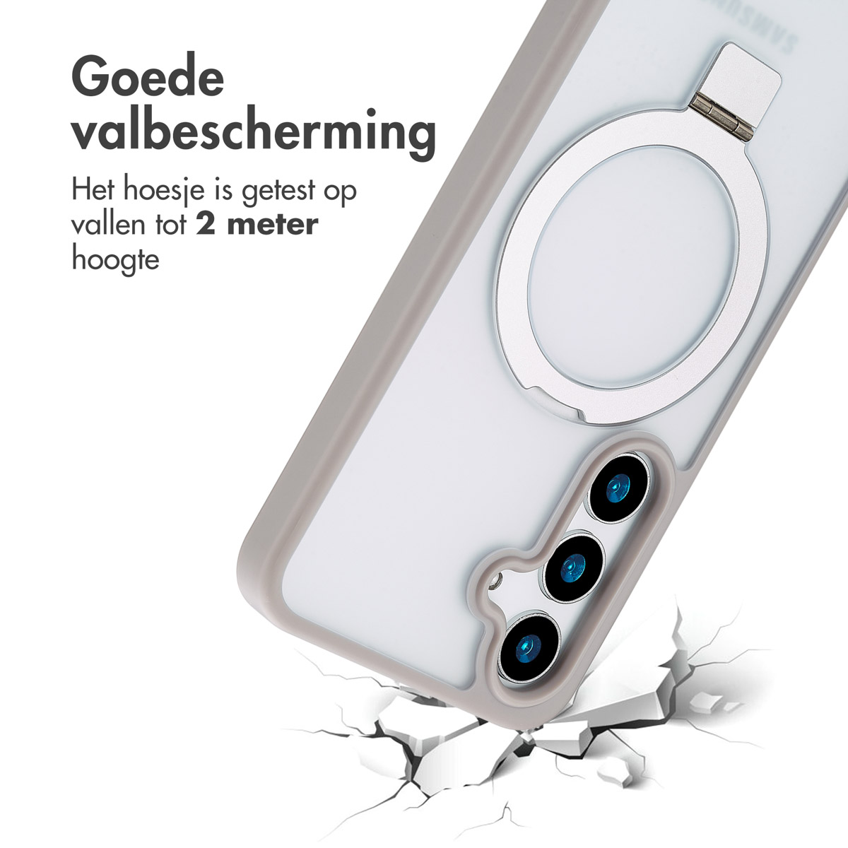 Telefoonhoesje met ringstandaard, witte achtergrond. Telefoon is gebarsten op de vloer, toont schade.