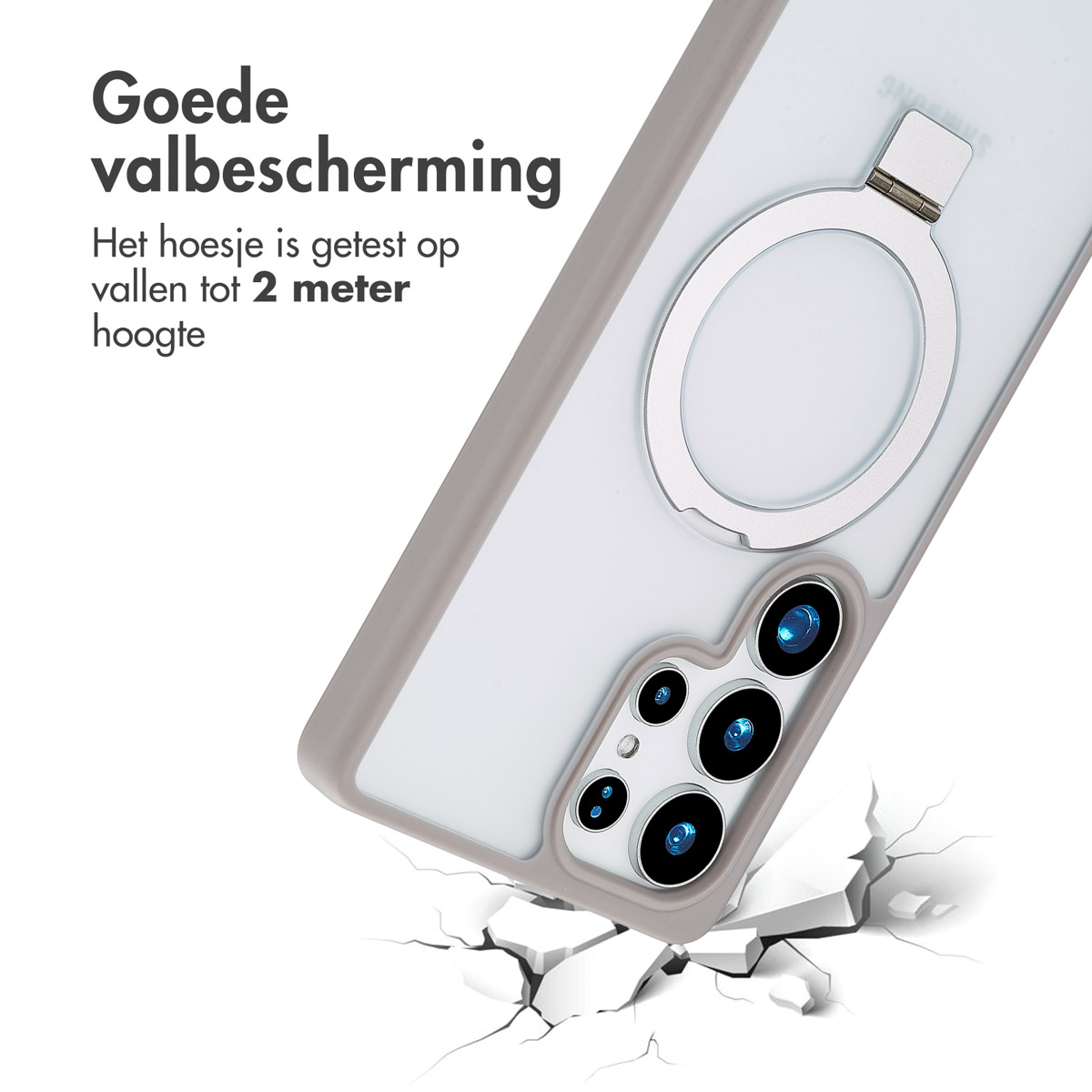 Coque de téléphone transparente avec anneau argenté et surface fissurée. La coque a une triple caméra.