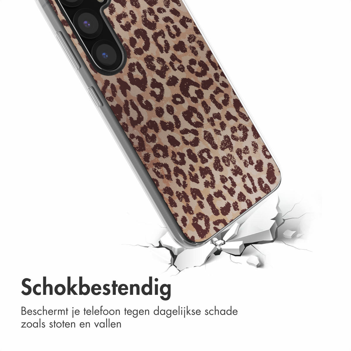 Telefoonhoes met luipaardprint op gebarsten grond. Tekst: Schokbestendig. Beschermt je telefoon tegen dagelijkse schade zoals stoten en vallen.