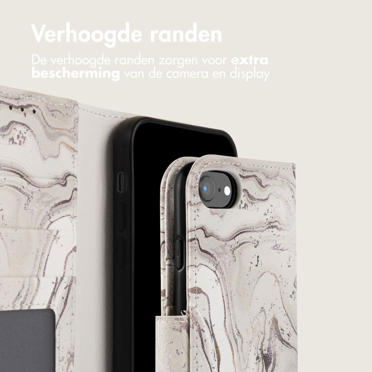 Close-up van een telefoonhoesje met een marmerpatroon, met een telefoon erin.