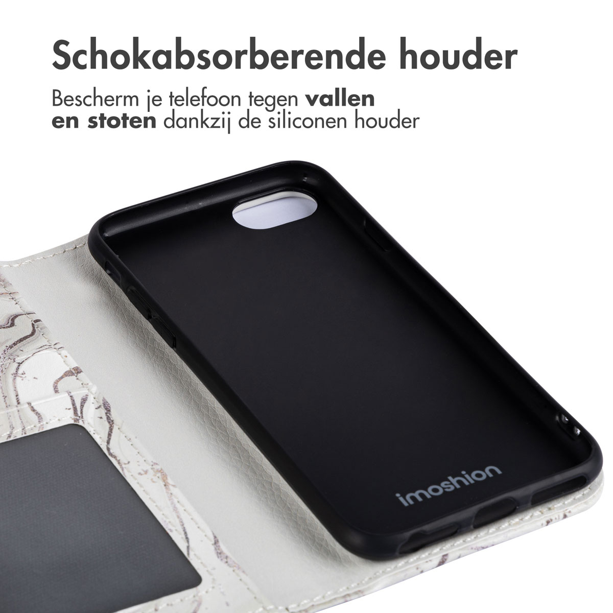 Een zwarte telefoonhoes met een witte marmerpatroonhoes, open om een telefoon te onthullen.