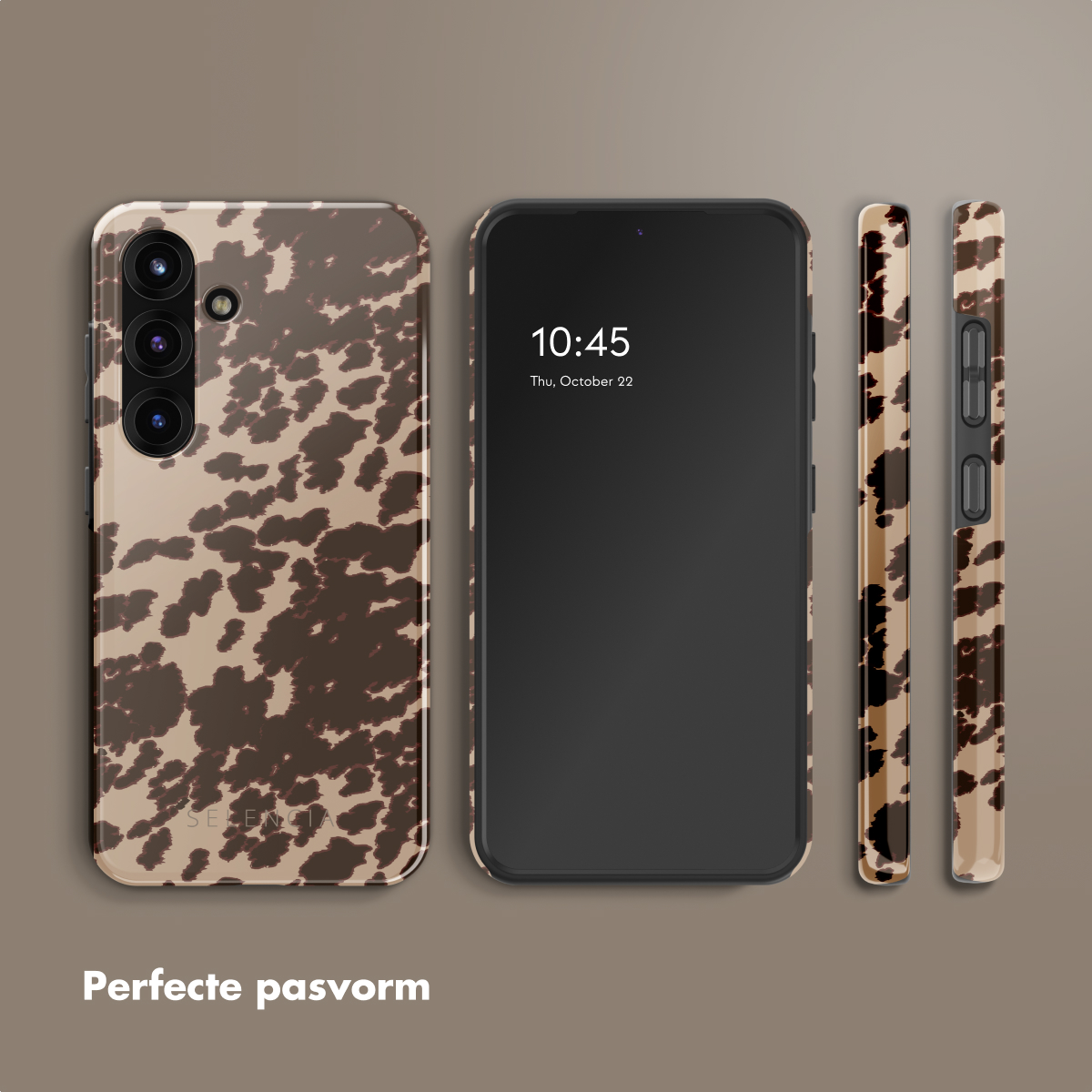 Telefoonhoesje met bruine en witte koeienprint. Telefoon en hoesje staan in de afbeelding.