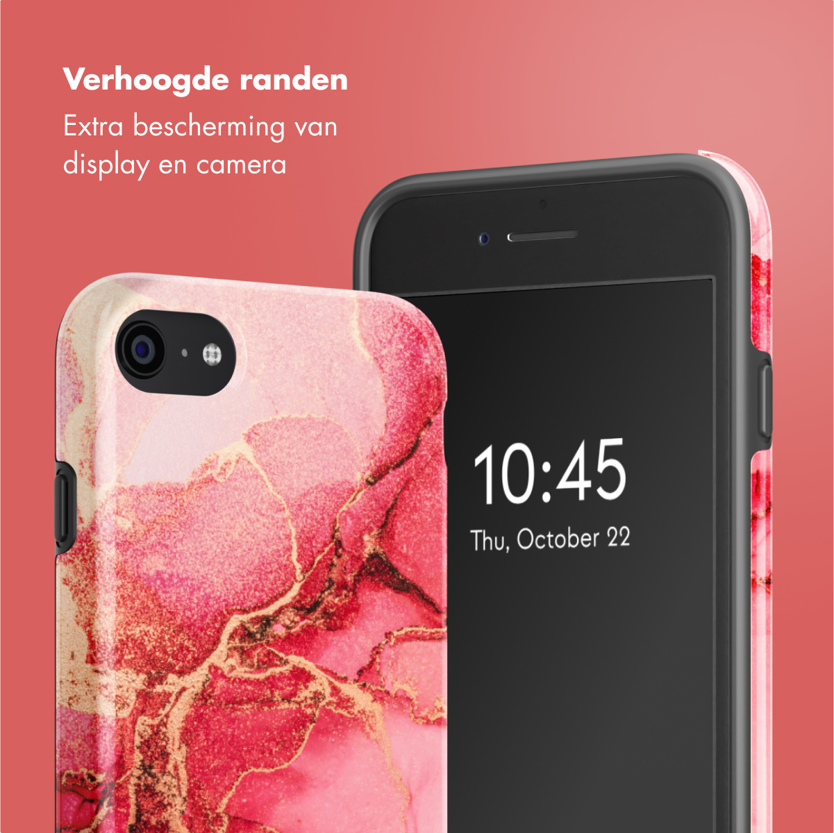 Een telefoon en een telefoonhoesje met een rood en goud marmereffect, op een rode achtergrond.
