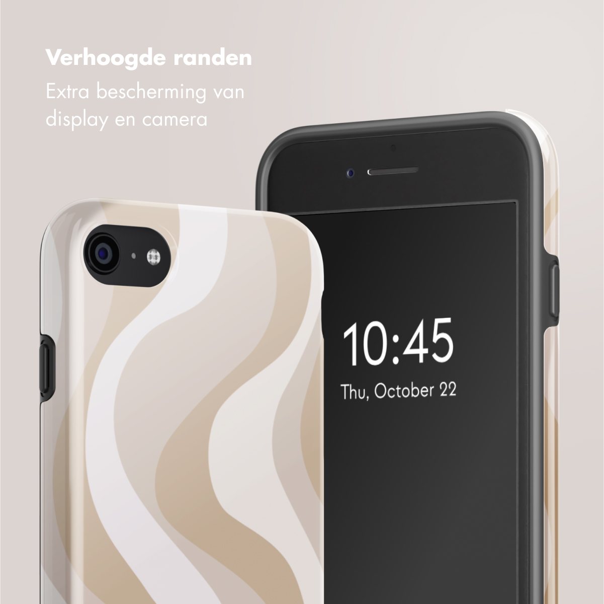Een telefoonhoesje met een golvend patroon. De telefoon toont de tijd. Het hoesje staat naast de telefoon.