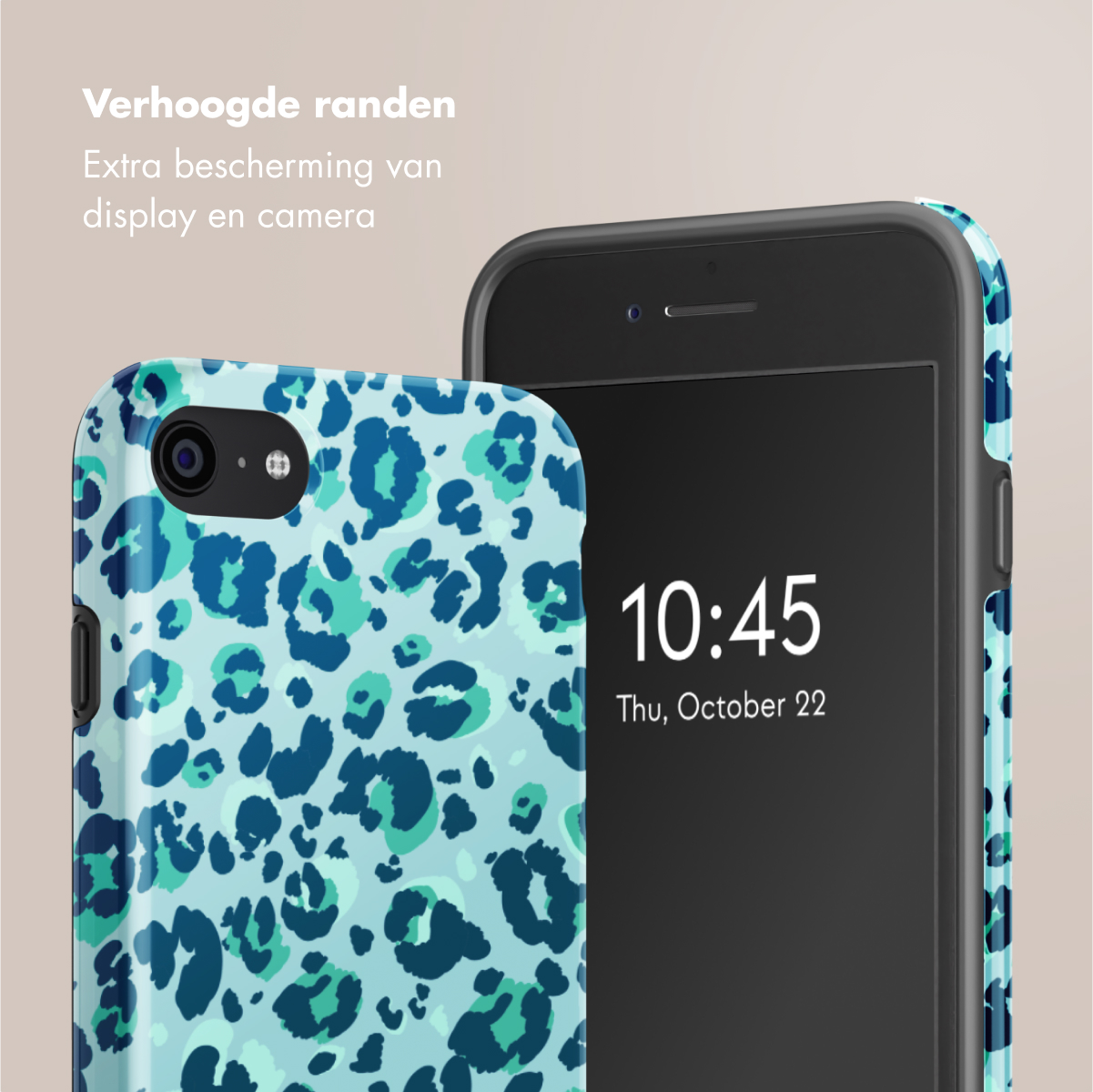 Een telefoonhoesje met een blauw luipaardprintontwerp, naast een telefoon met 10:45, 22 oktober.