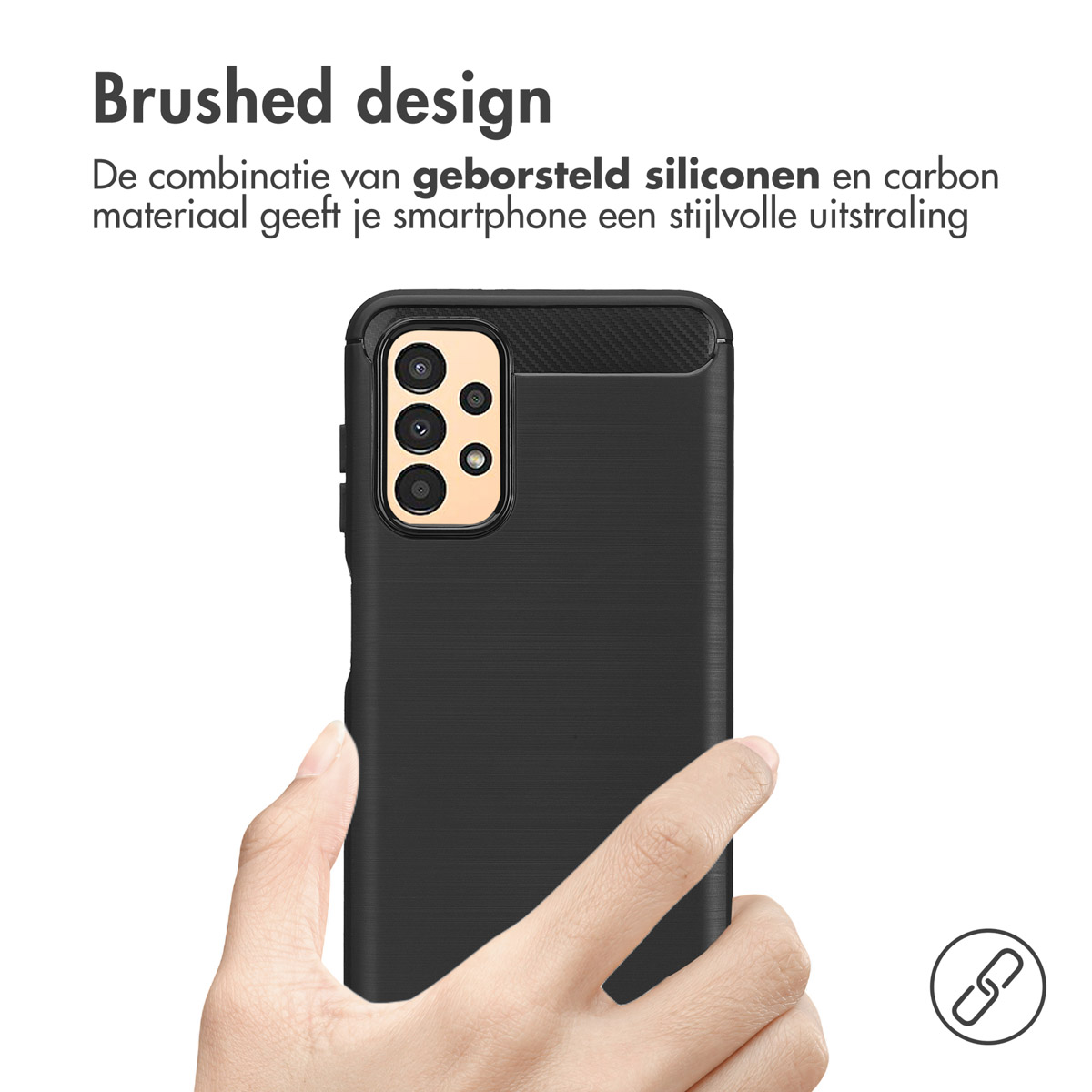 Zwarte telefoonhoes met een geborsteld ontwerp. Een hand houdt de hoes vast. De telefoon zit er niet in.