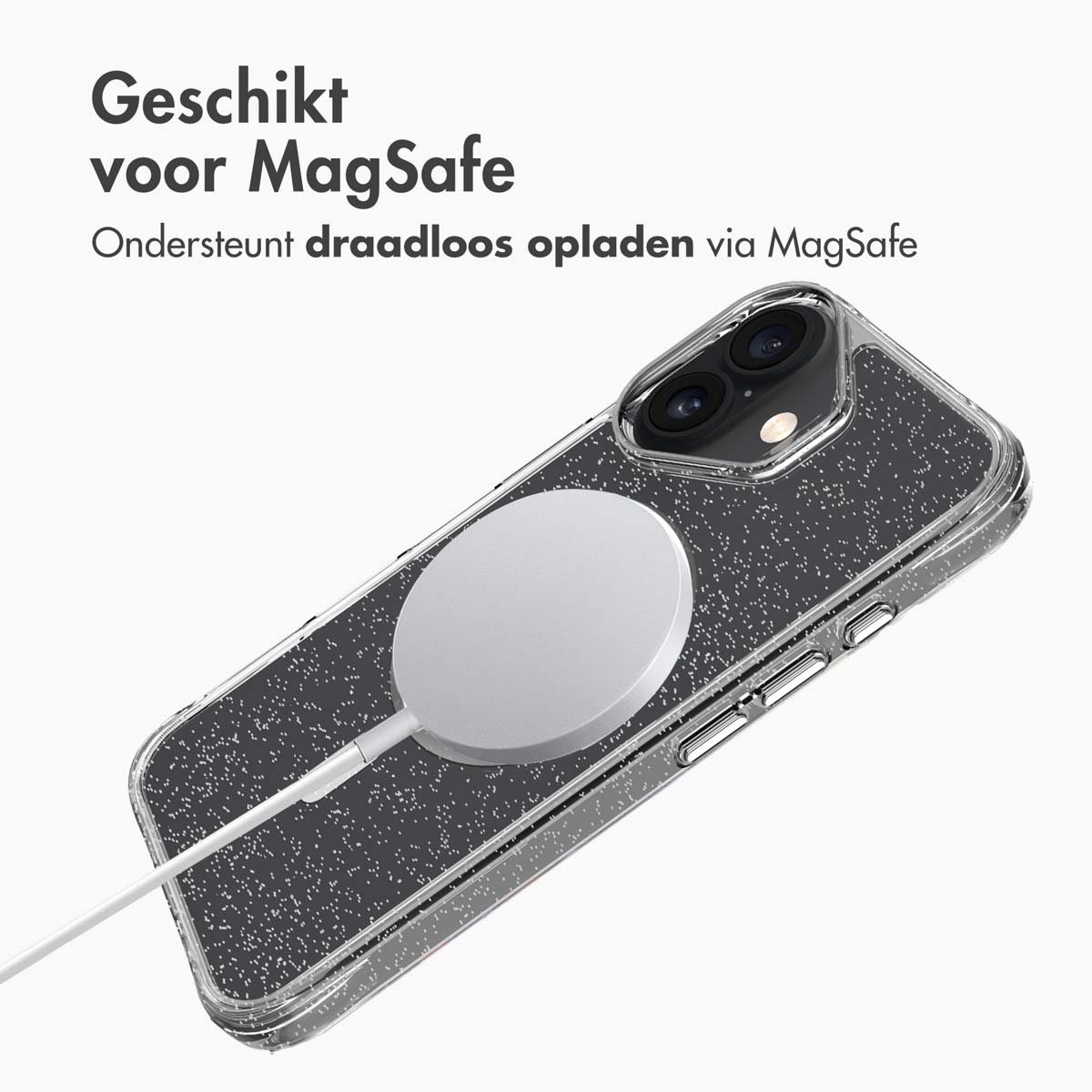 Telefoon in een glitterhoesje dat wordt opgeladen met een MagSafe-oplader, witte achtergrond.