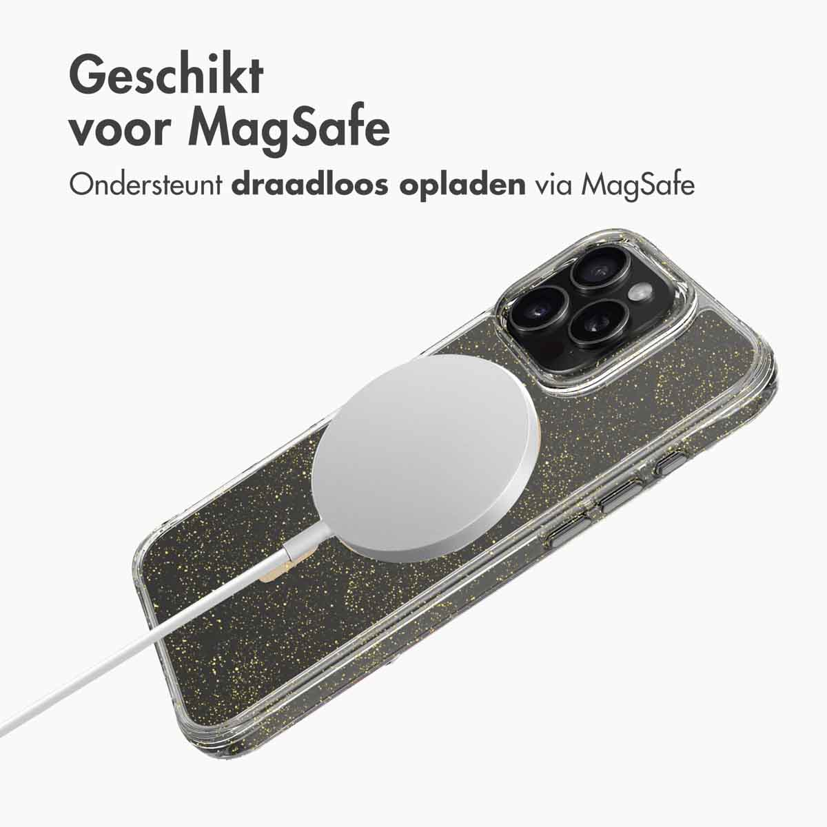 Witte MagSafe-lader bevestigd aan een telefoon met een doorzichtige case.