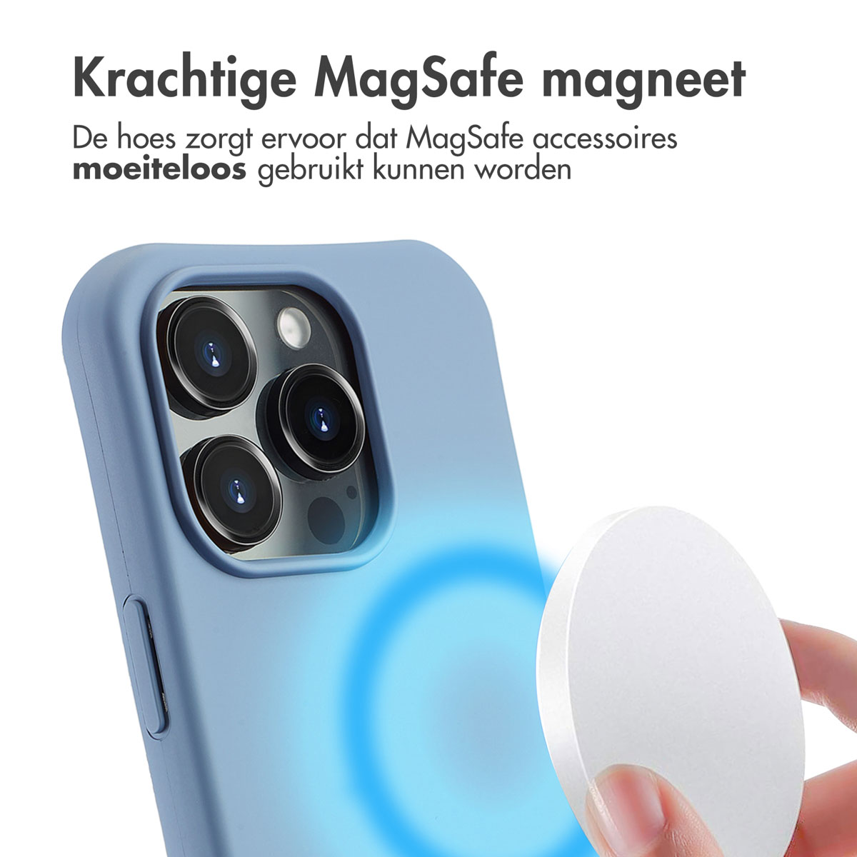 Blauw telefoonhoesje met MagSafe-magneet die een witte MagSafe-oplader aantrekt.