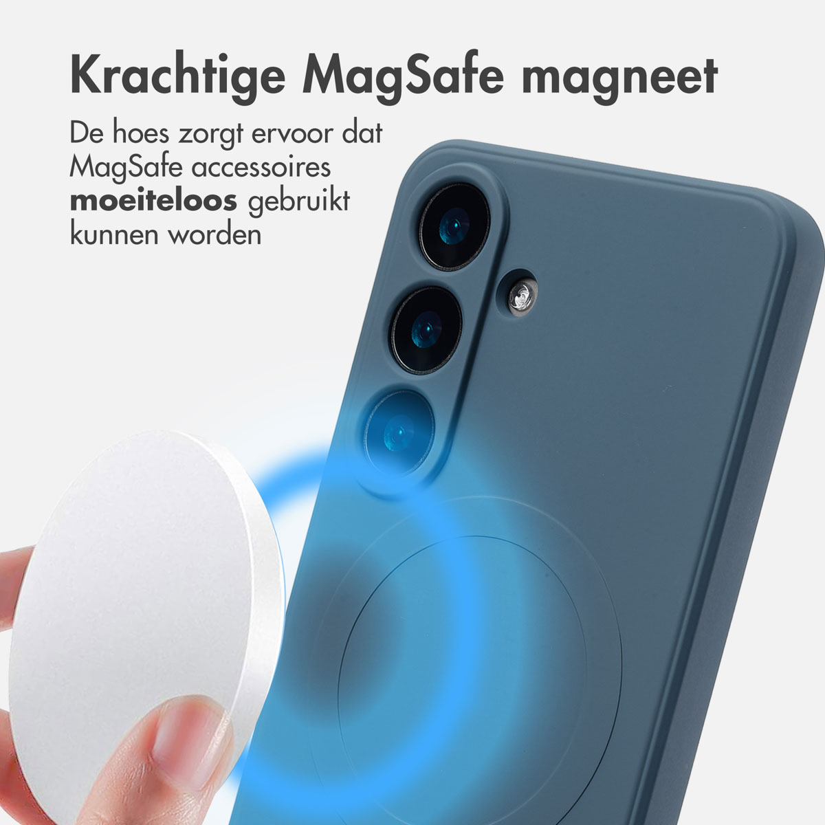 Blauw telefoonhoesje met een MagSafe-oplader. De telefoon heeft een blauwe hoes en een witte oplader.