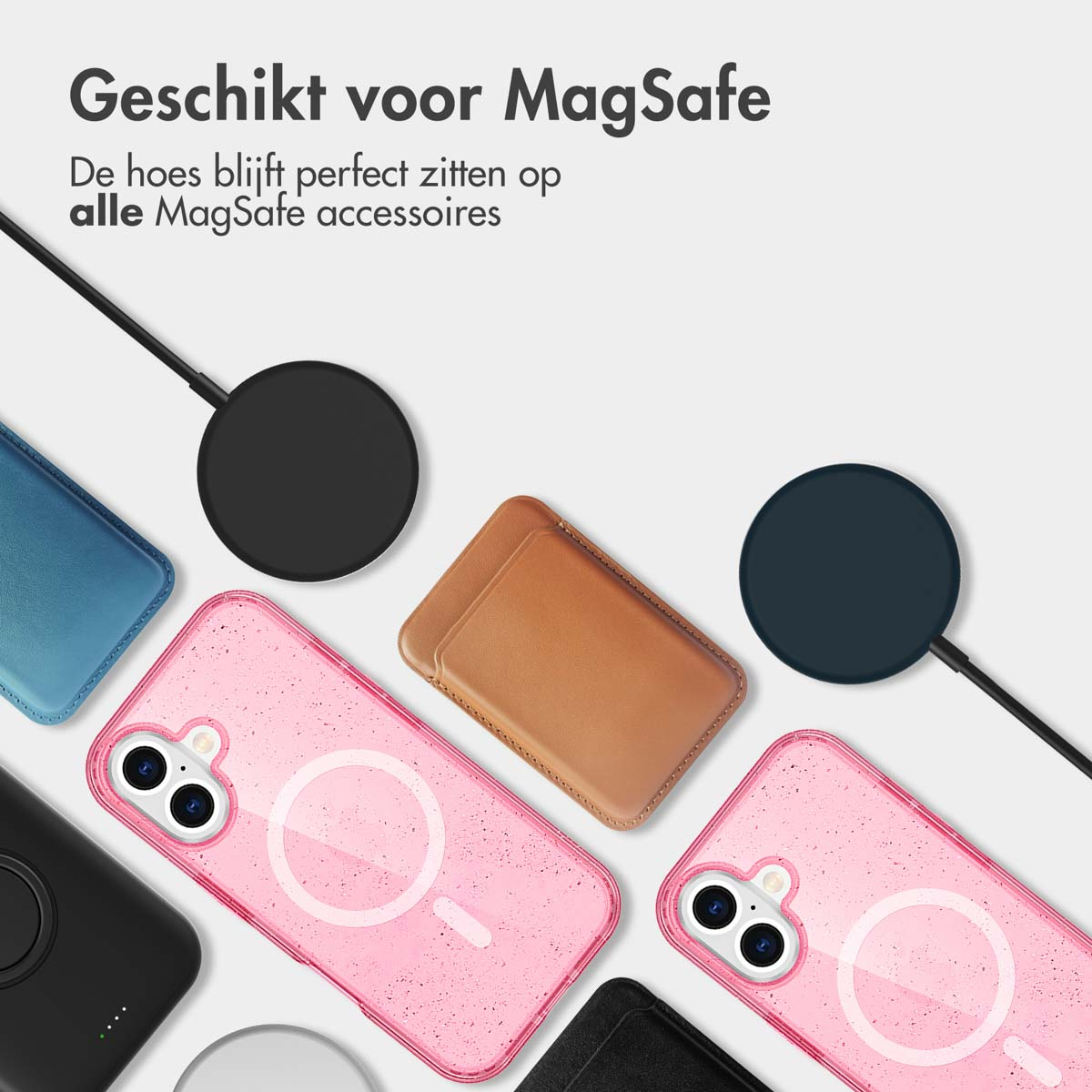 Roze telefoonhoesjes en zwarte oplaadpads op een wit oppervlak. Hoesjes zijn voor MagSafe.