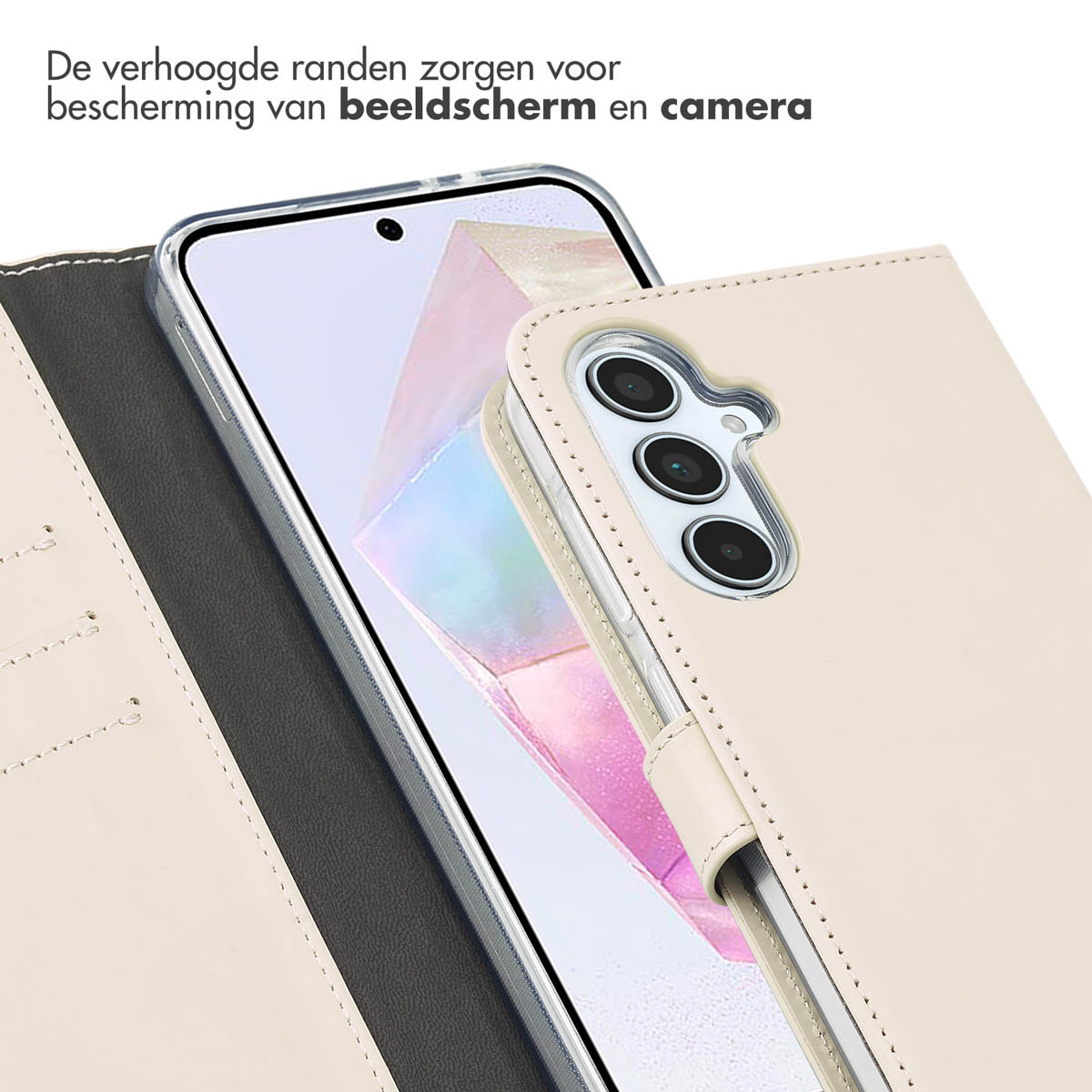 Een telefoon in een beige leren hoesje. Het scherm van de telefoon is zichtbaar. De hoes heeft opstaande randen en een magneetsluiting.