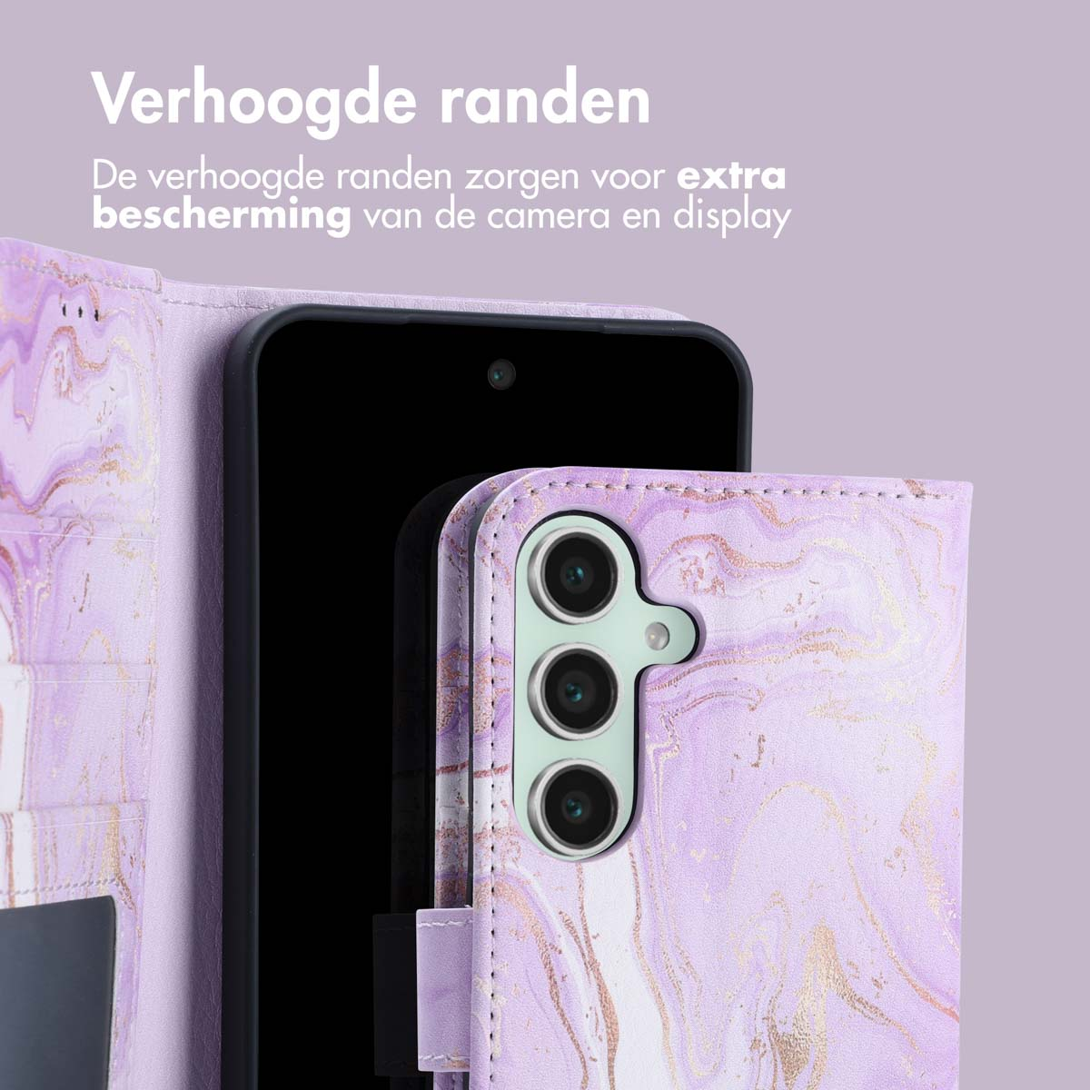 Un étui de téléphone est ouvert, montrant un design de marbre. La caméra du téléphone est visible.