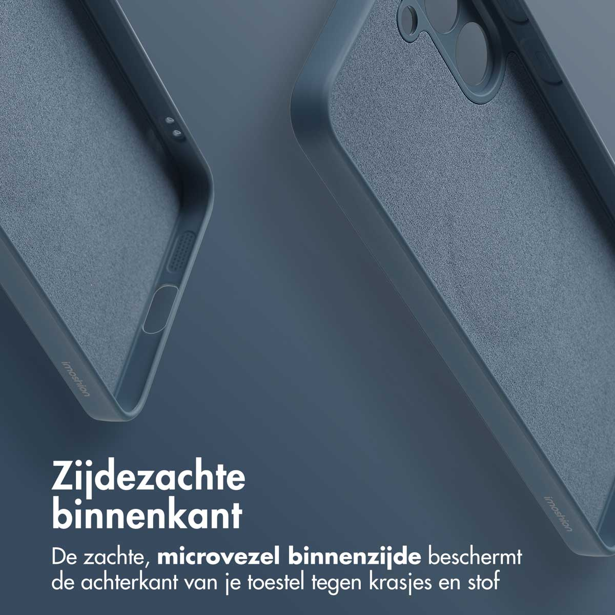 Een telefoonhoesje is blauw. De binnenkant van het telefoonhoesje is zacht. De tekst is 'imoshion' op het hoesje.