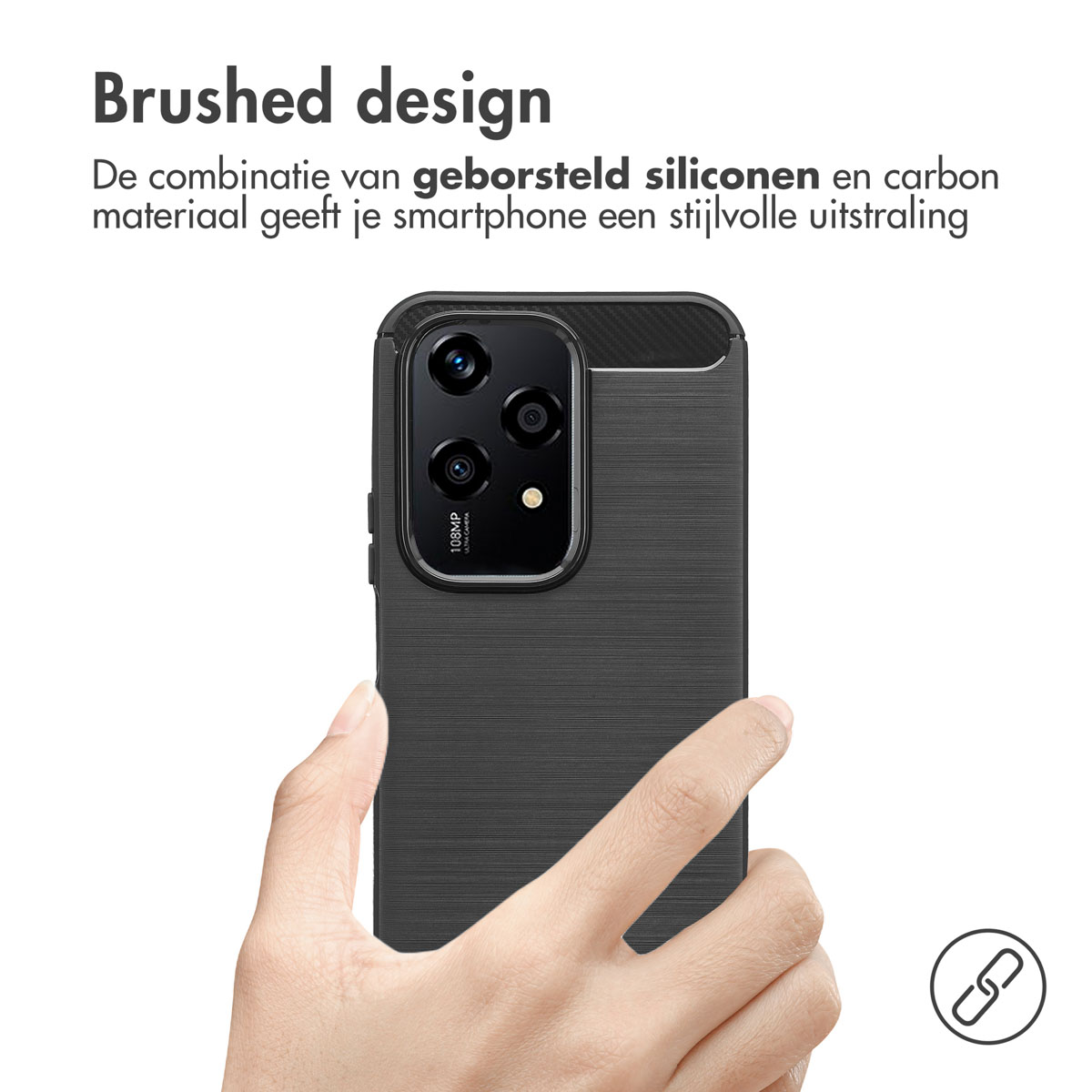 Coque de téléphone noire avec un design brossé. Main tenant la coque, avec une surface texturée.