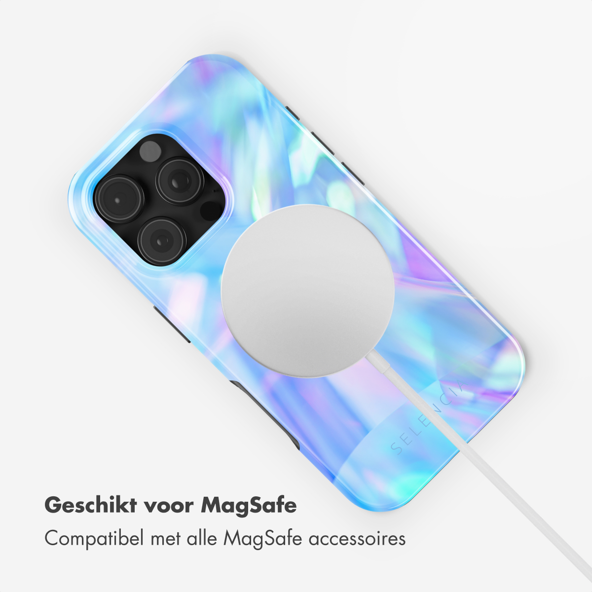 Coque avec un design irisé, un téléphone et un chargeur MagSafe connecté. Le fond est blanc.