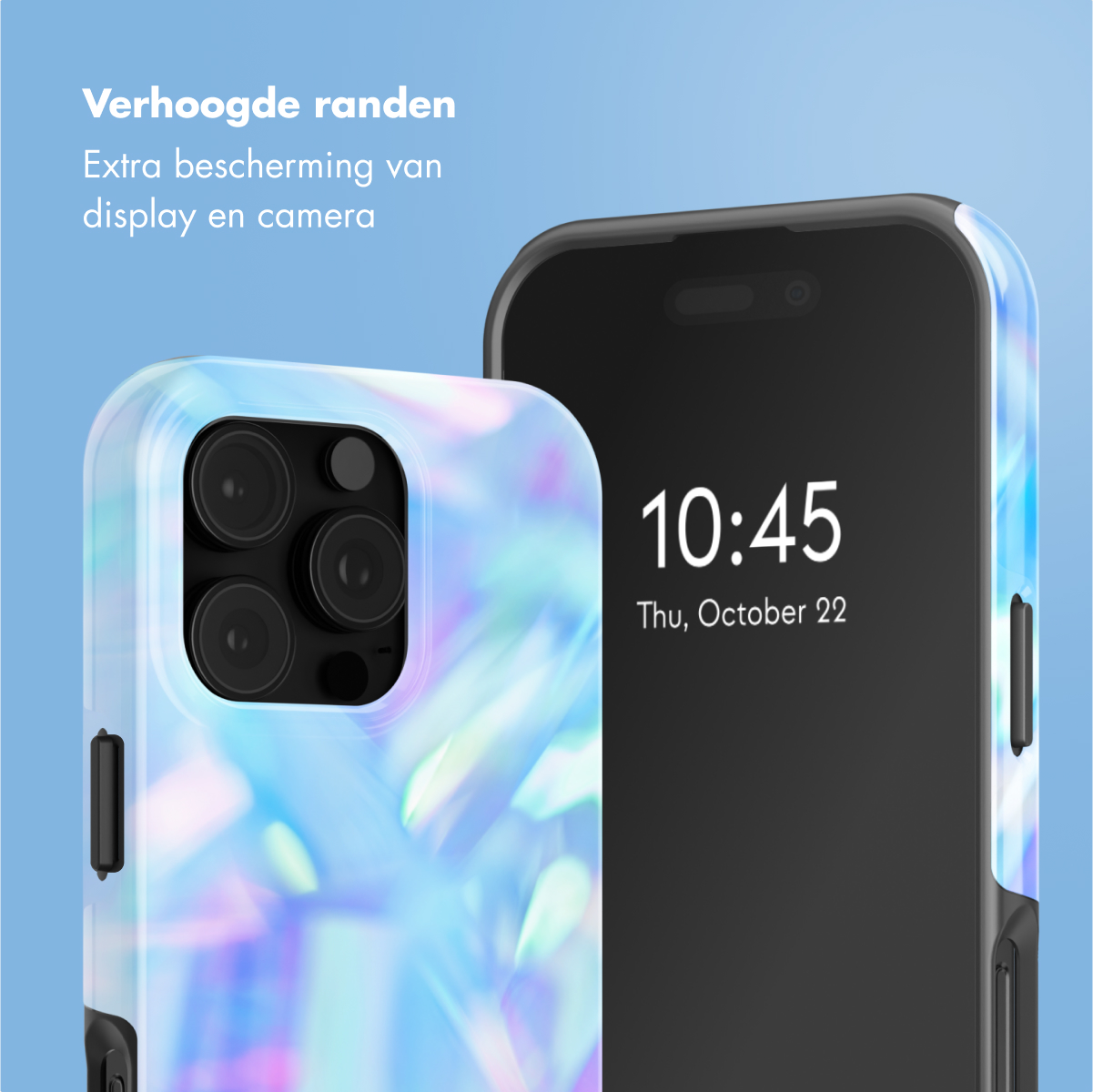 Coque avec un design irisé, et un téléphone. Le téléphone est devant un fond dégradé bleu.