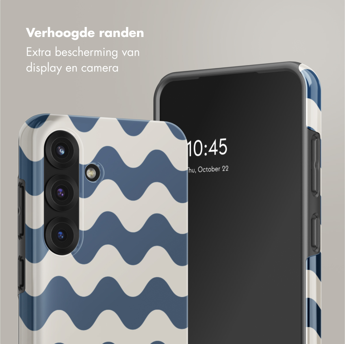 Een telefoonhoesje met een golfpatroon en een telefoon die de tijd weergeeft. Tekst: Verhoogde randen voor extra bescherming.