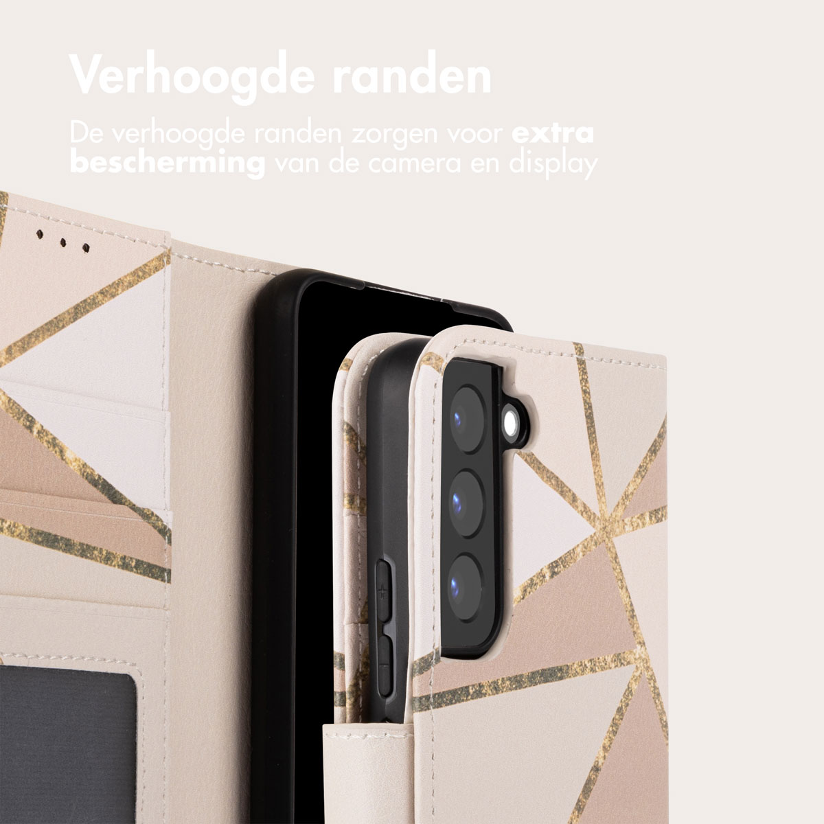 Un téléphone dans un étui. L'étui est ouvert, révélant le téléphone et l'intérieur de l'étui.