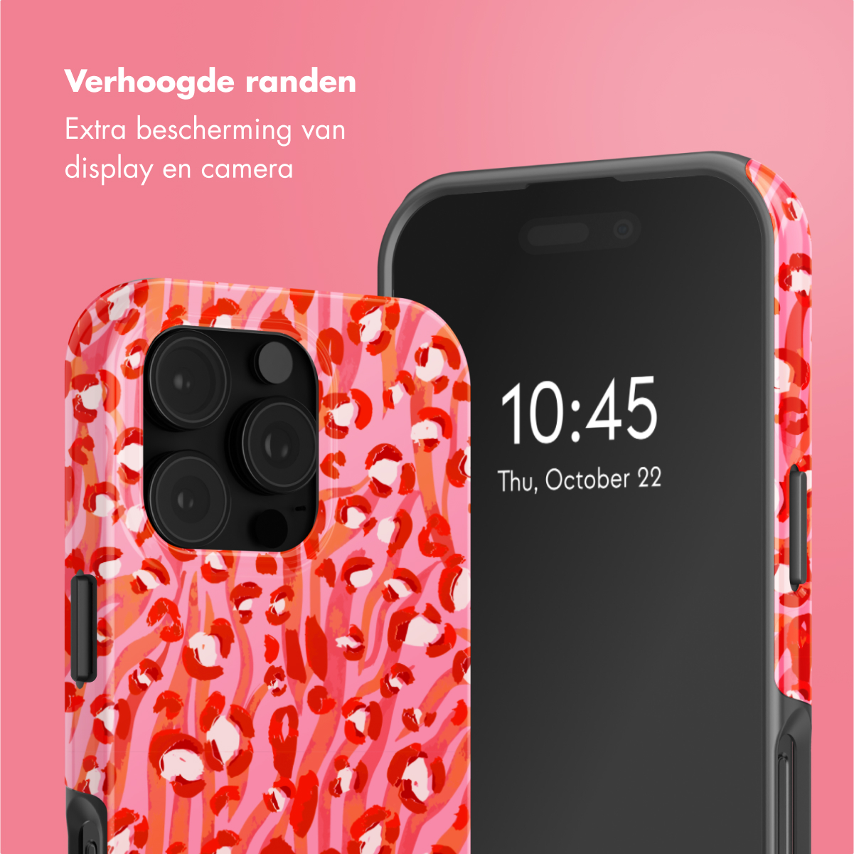 Due telefoni con custodie, uno con stampa leopardata rossa mostra le 10:45. Sfondo rosa.