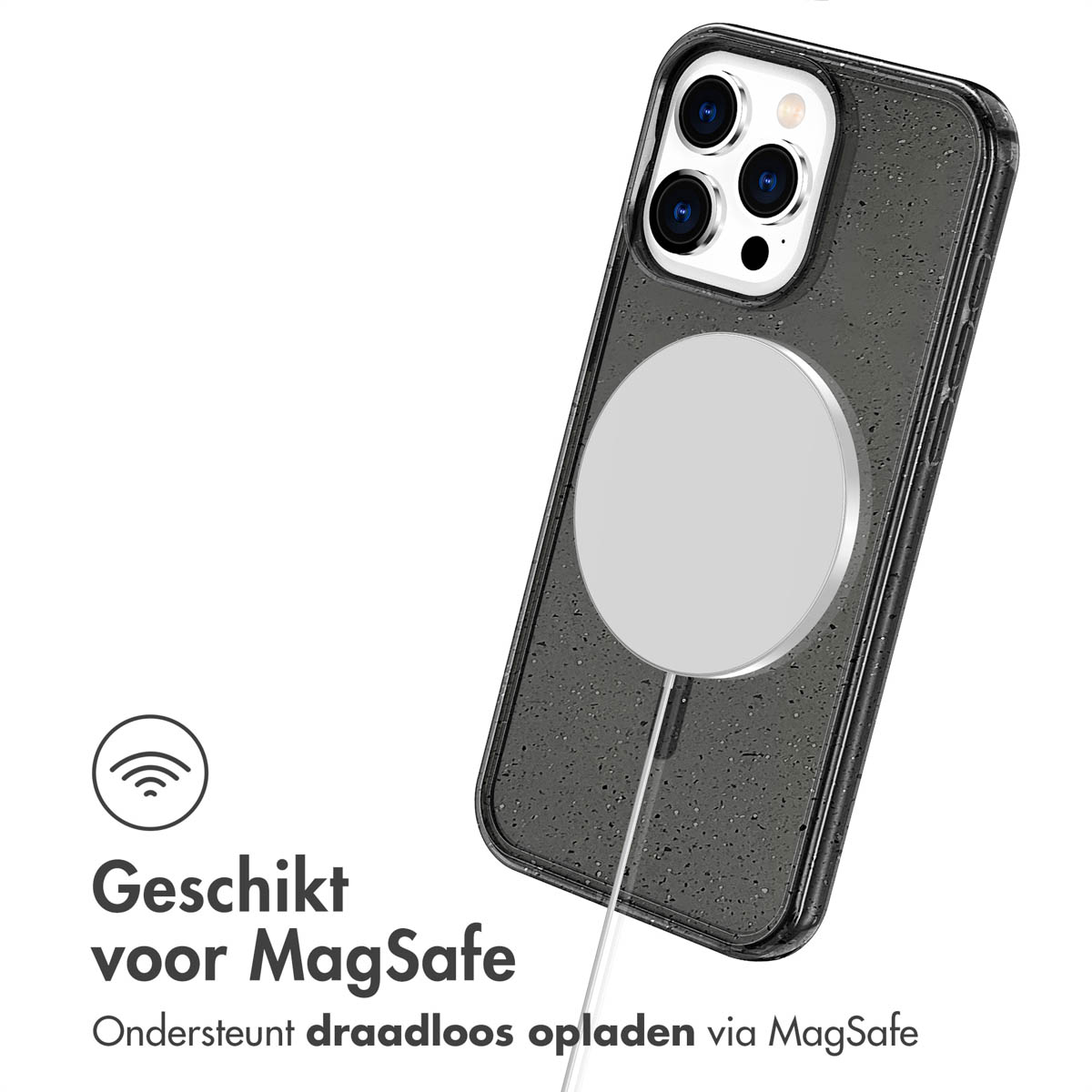 Een zwarte telefoonhoes met een zilveren oplaadcirkel, tegen een witte achtergrond. De tekst zegt 'Geschikt voor MagSafe'.