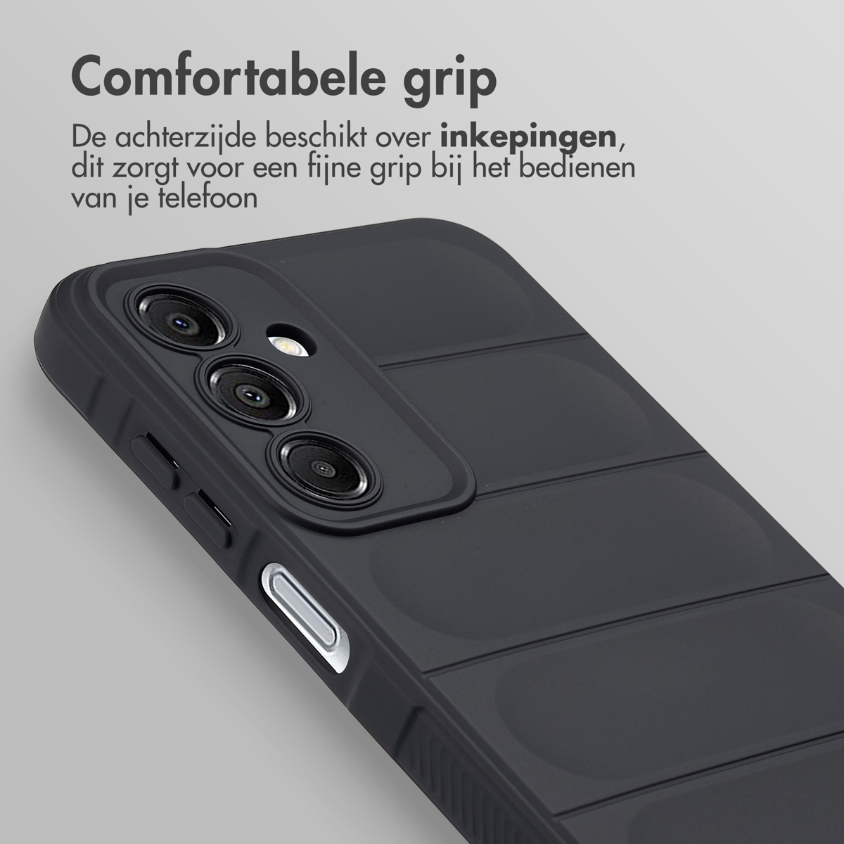 Zwarte telefoonhoes. De telefoonhoes heeft een camera en een zijknop. Teksten op de achtergrond.