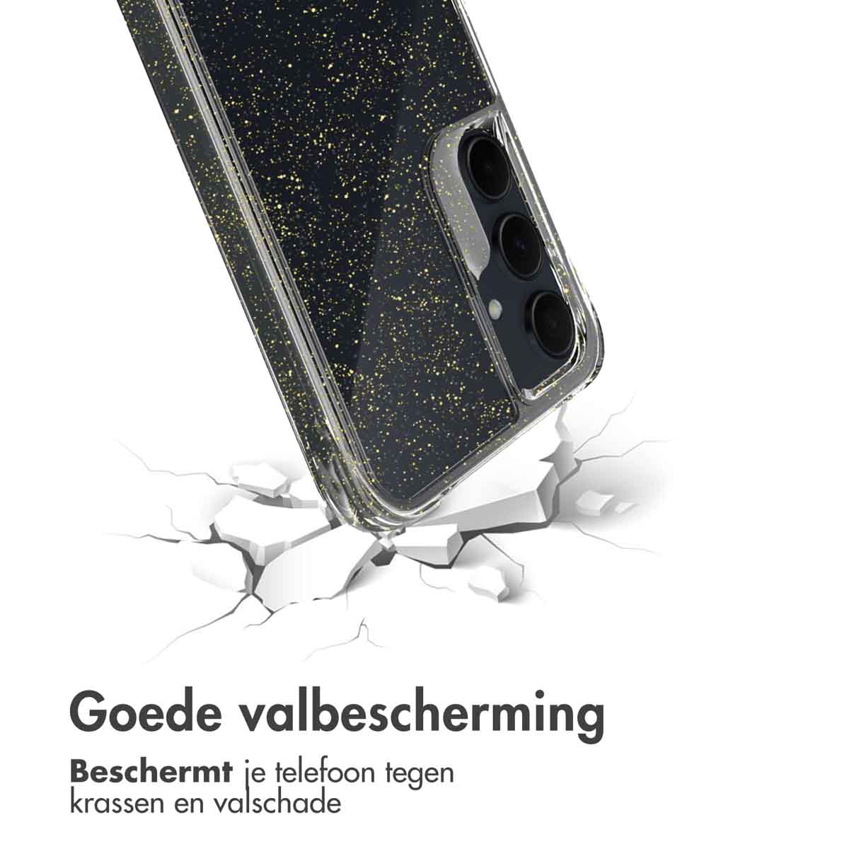 Een telefoonhoesje met glitter ligt naast een gebroken oppervlak. De telefoon heeft een drievoudige camera.