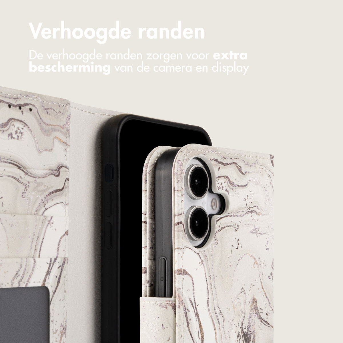 Gros plan d'un téléphone dans un étui à motifs marbrés, avec une section portefeuille ouverte. Texte : Bords surélevés, protection supplémentaire.