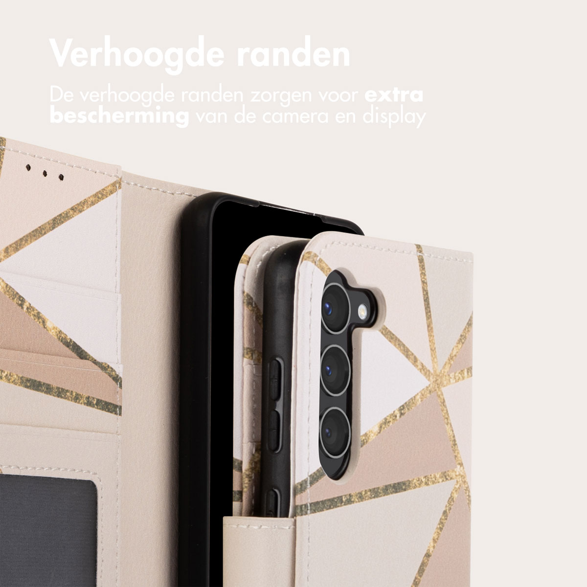 Un téléphone dans un étui à motifs géométriques beige et or. L'étui est ouvert, montrant l'écran.
