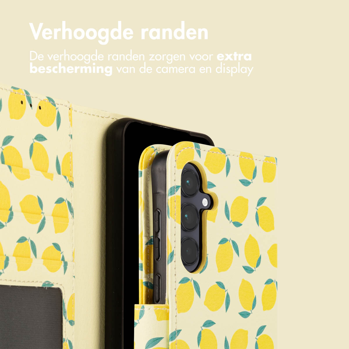 Gele telefoonhoes met citroenpatroon en smartphone. Extra bescherming voor camera en scherm.