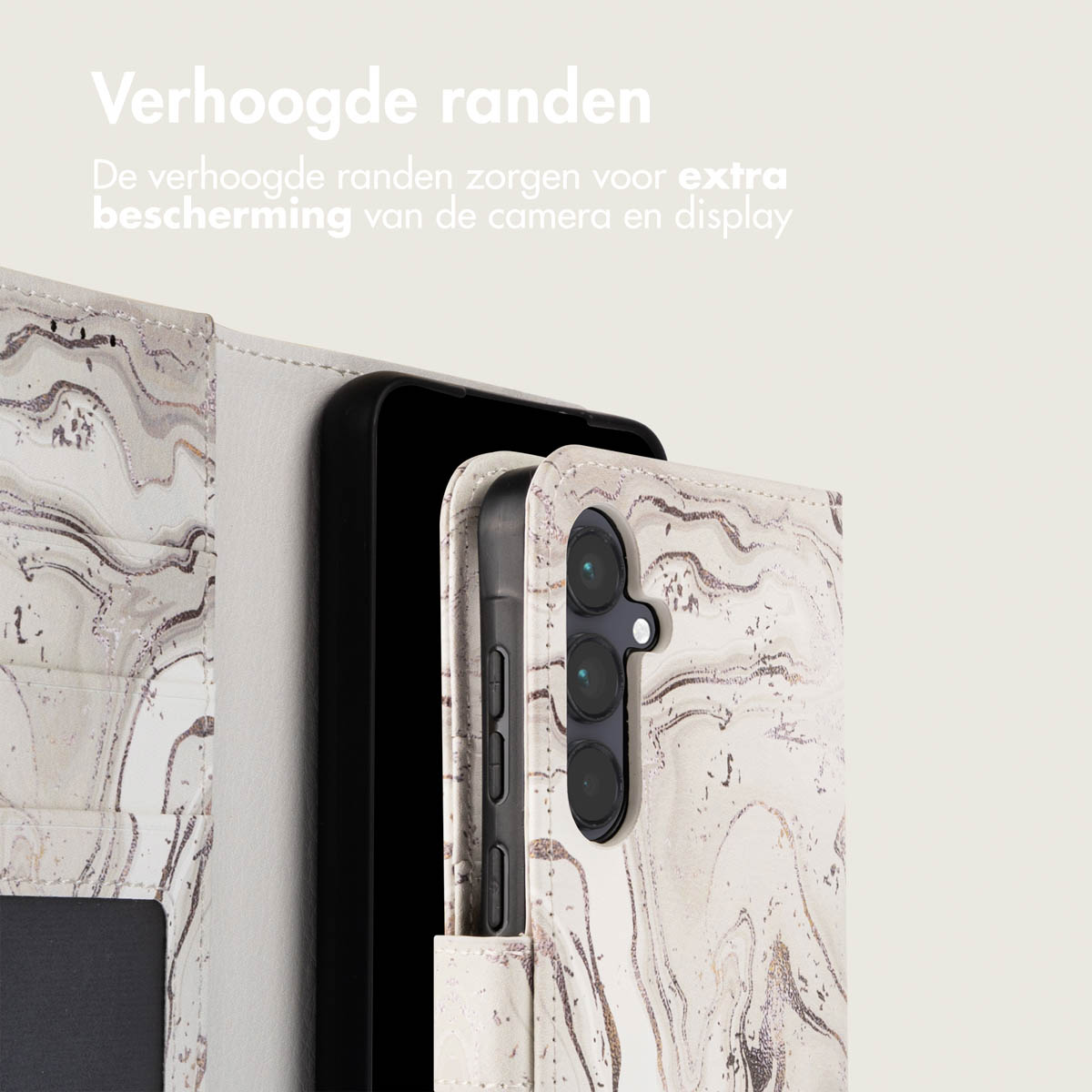 Coque de téléphone à motif marbre, téléphone noir à l'intérieur. Texte: 'Verhoogde randen'.