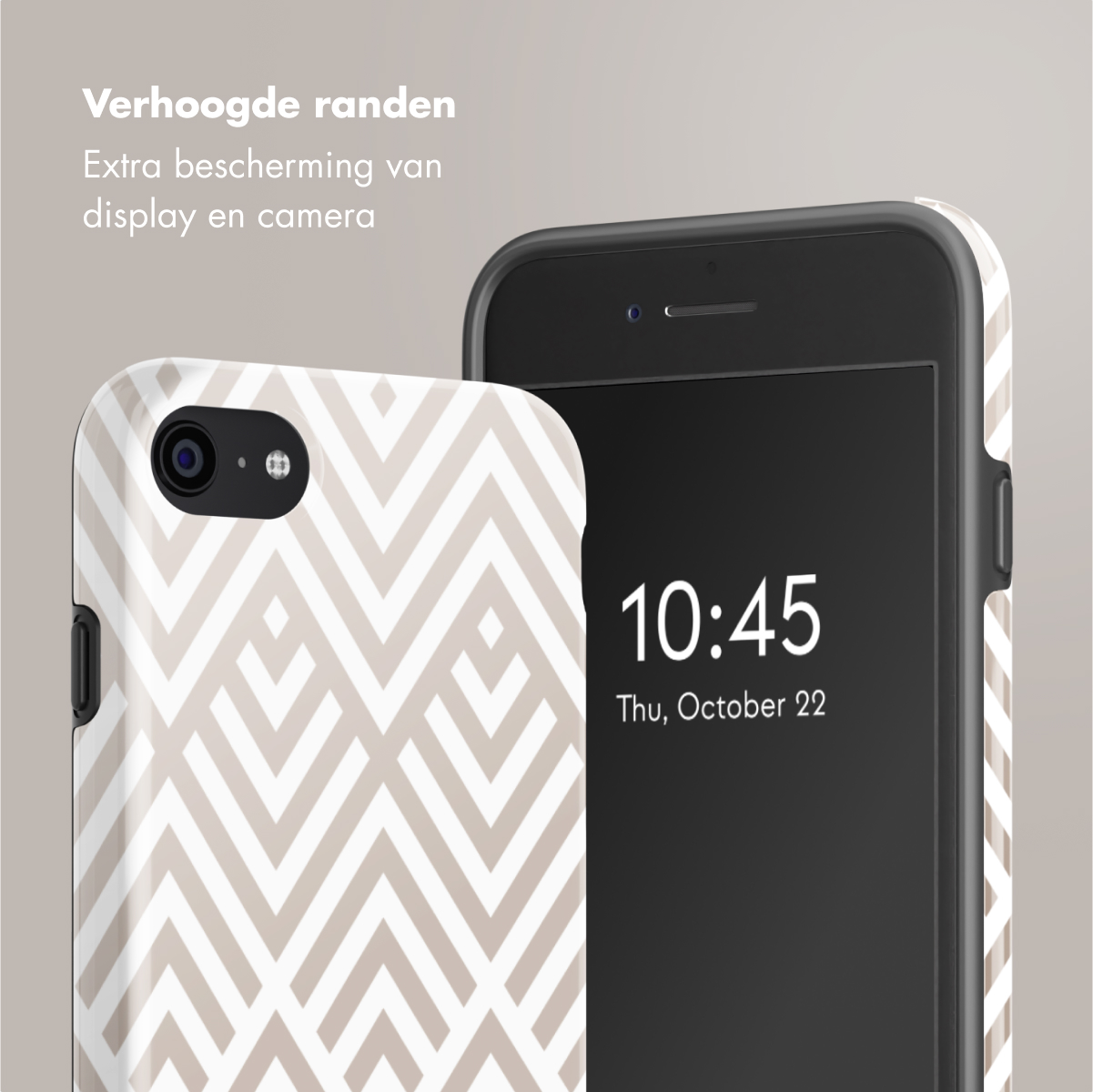 Telefoon en hoesje met geometrisch patroon. Telefoon toont tijd. Hoesje is beige en wit.