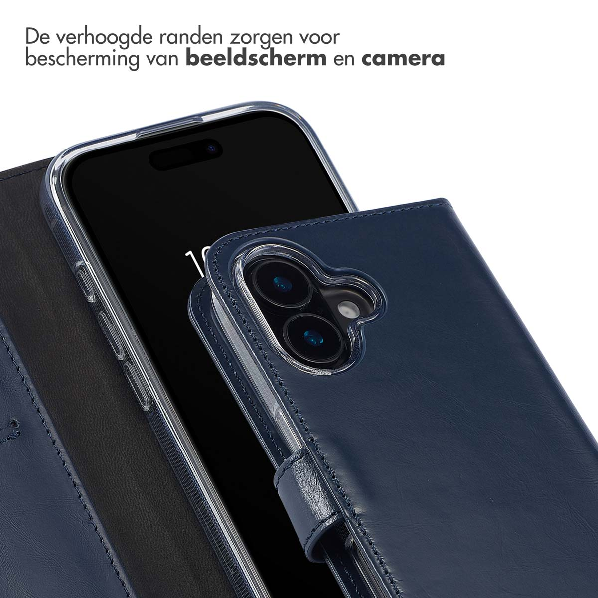 Telefoon met marineblauwe portemonneehoes. De hoes is geopend. Teksten op de achtergrond.