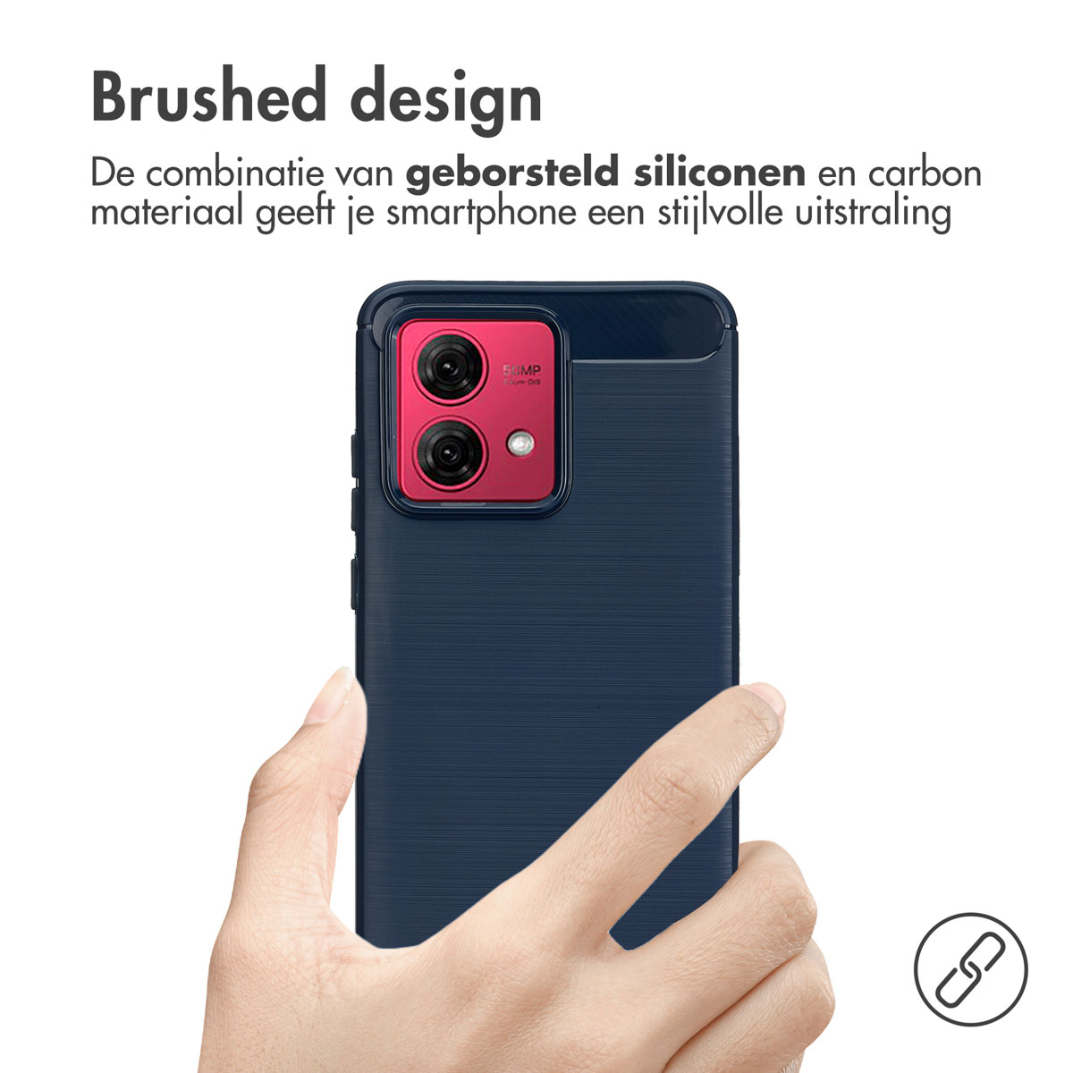 Een telefoonhoesje met een geborsteld ontwerp. Een hand houdt een telefoon vast met rode camera's.