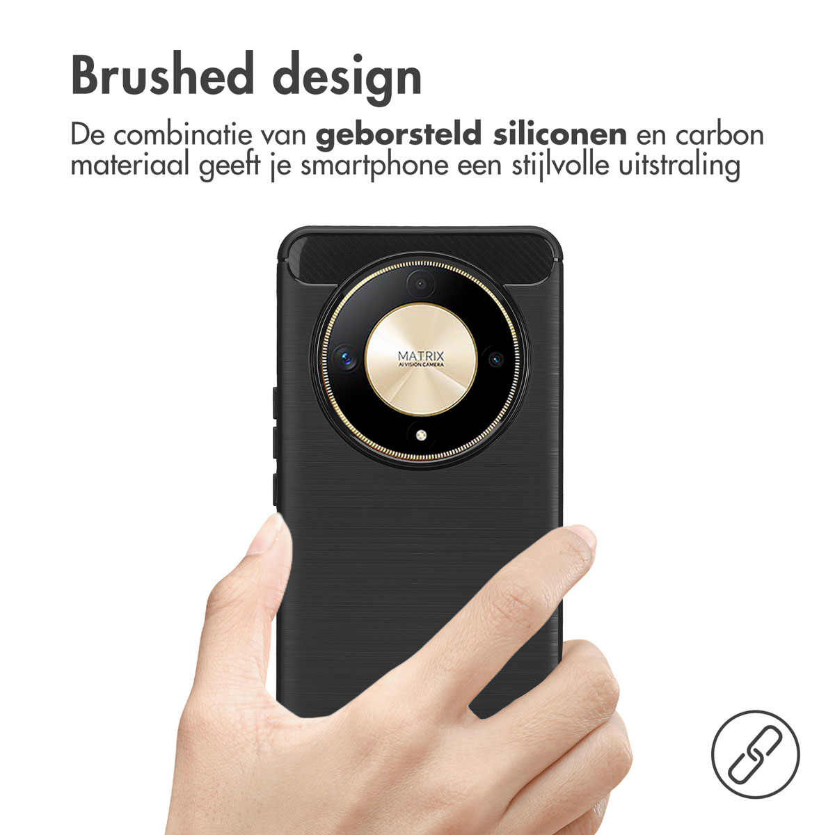 Mano che tiene una custodia nera con design spazzolato. La custodia ha un anello dorato per la fotocamera. Sfondo bianco.
