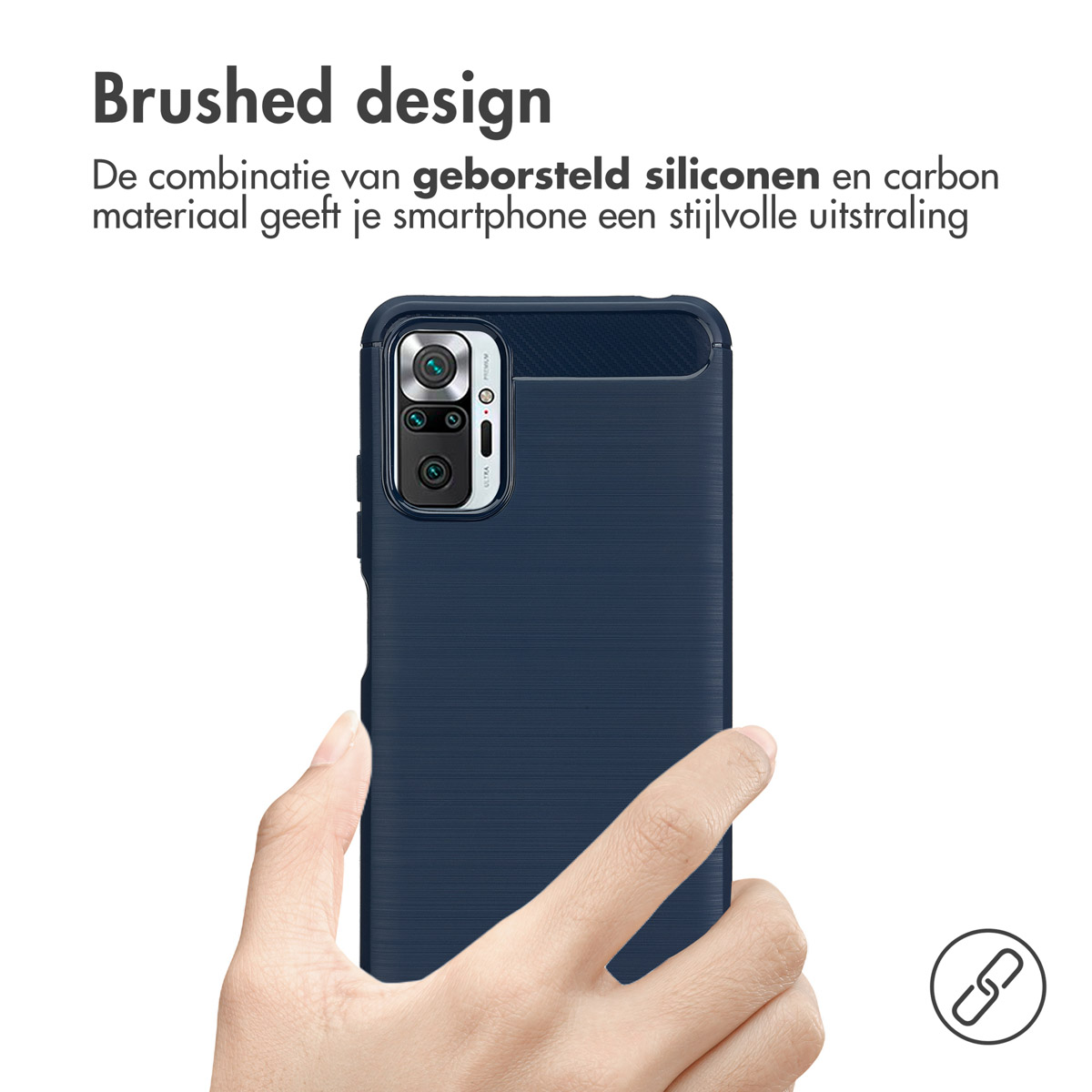 Coque de téléphone bleu foncé avec un design brossé, et un téléphone est tenu par une main.