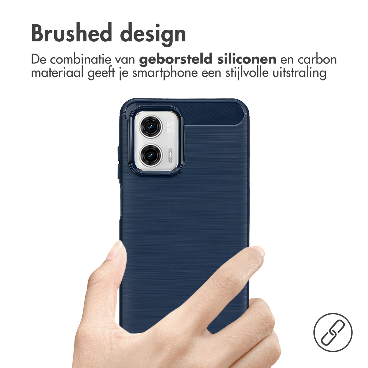 Een hand die een blauwe telefoonhoes vasthoudt. De hoes is marineblauw met een geborsteld ontwerp. Tekst: Geborsteld ontwerp.