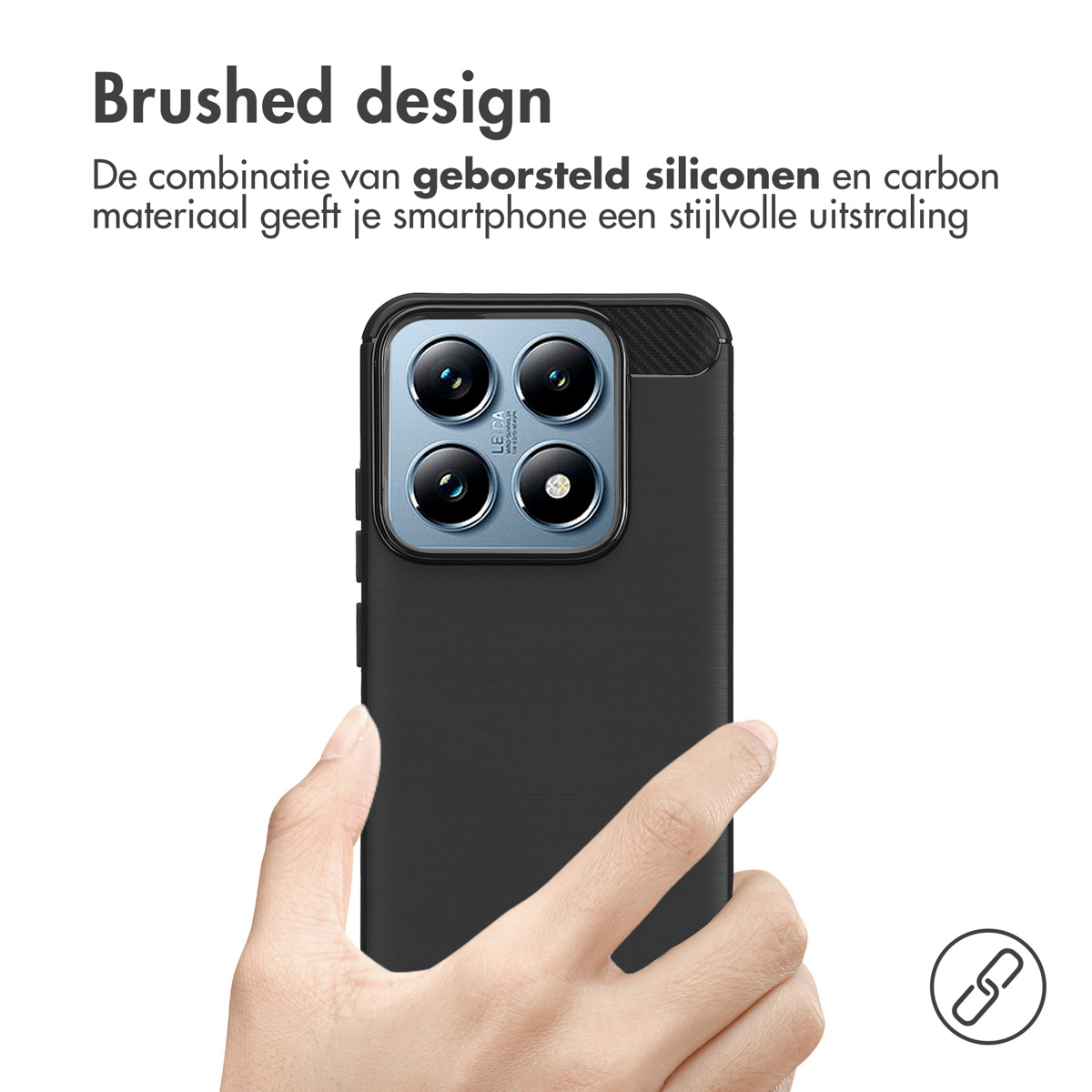 Zwarte telefoonhoes met een geborsteld ontwerp; een hand houdt hem vast. Witte achtergrond.
