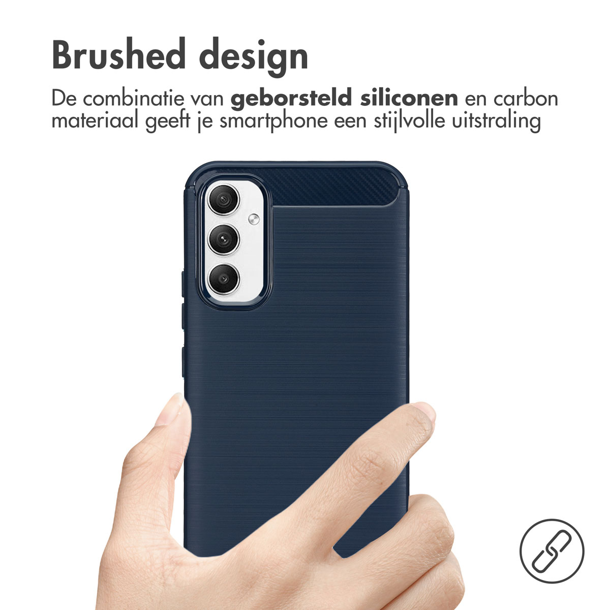 Una custodia per telefono blu navy con un design spazzolato, tenuta in mano, con un'icona a catena.