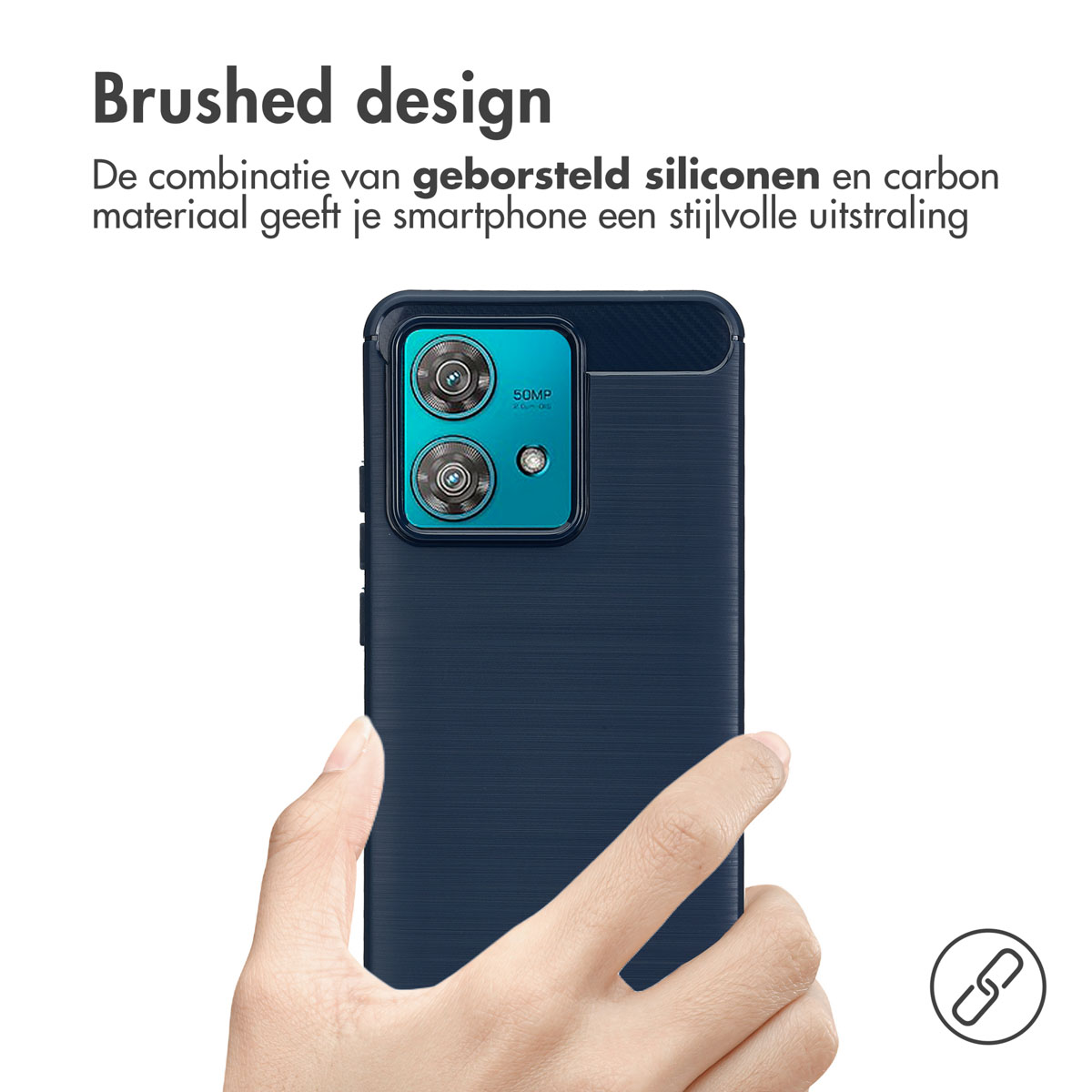 Een hand die een blauwe telefoonhoes vasthoudt. De hoes is marineblauw met een geborsteld ontwerp. Tekst: Geborsteld ontwerp.