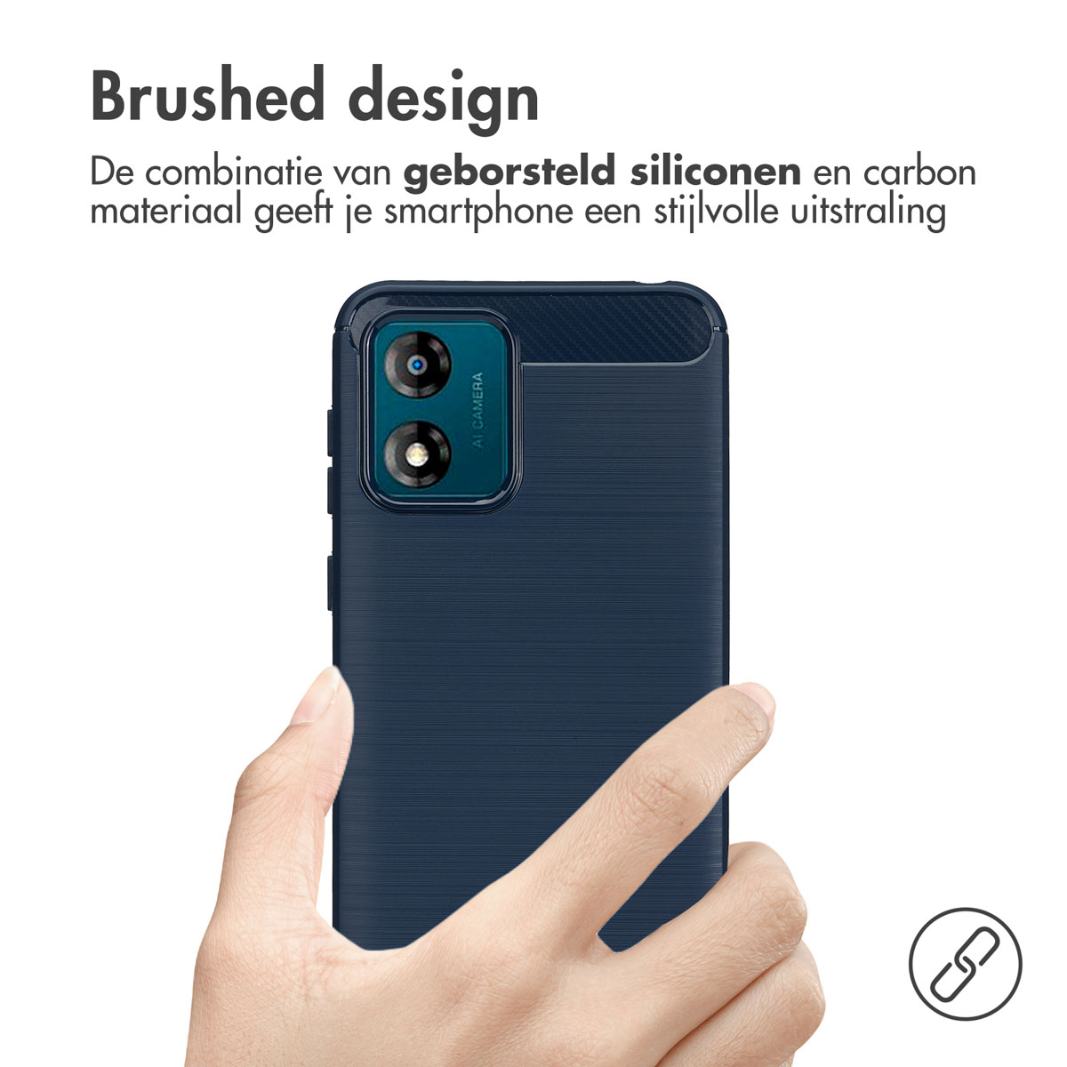 Een donkerblauwe telefoonhoes met een geborsteld ontwerp wordt door een hand vastgehouden.