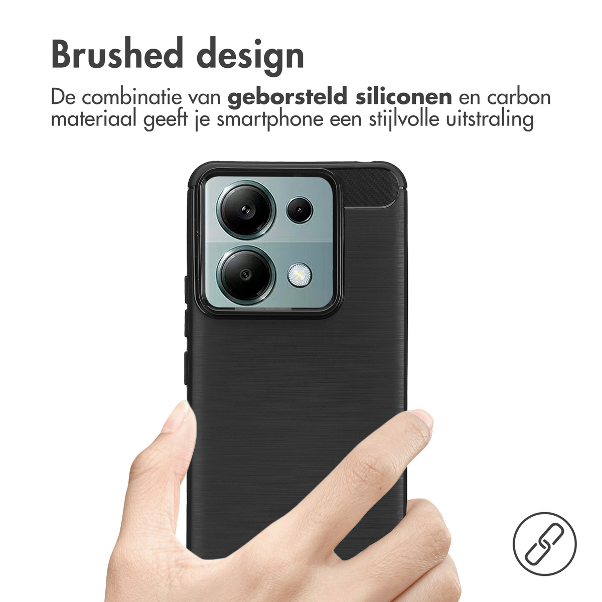 Una custodia per telefono nera con retro strutturato. Una mano tiene il telefono.