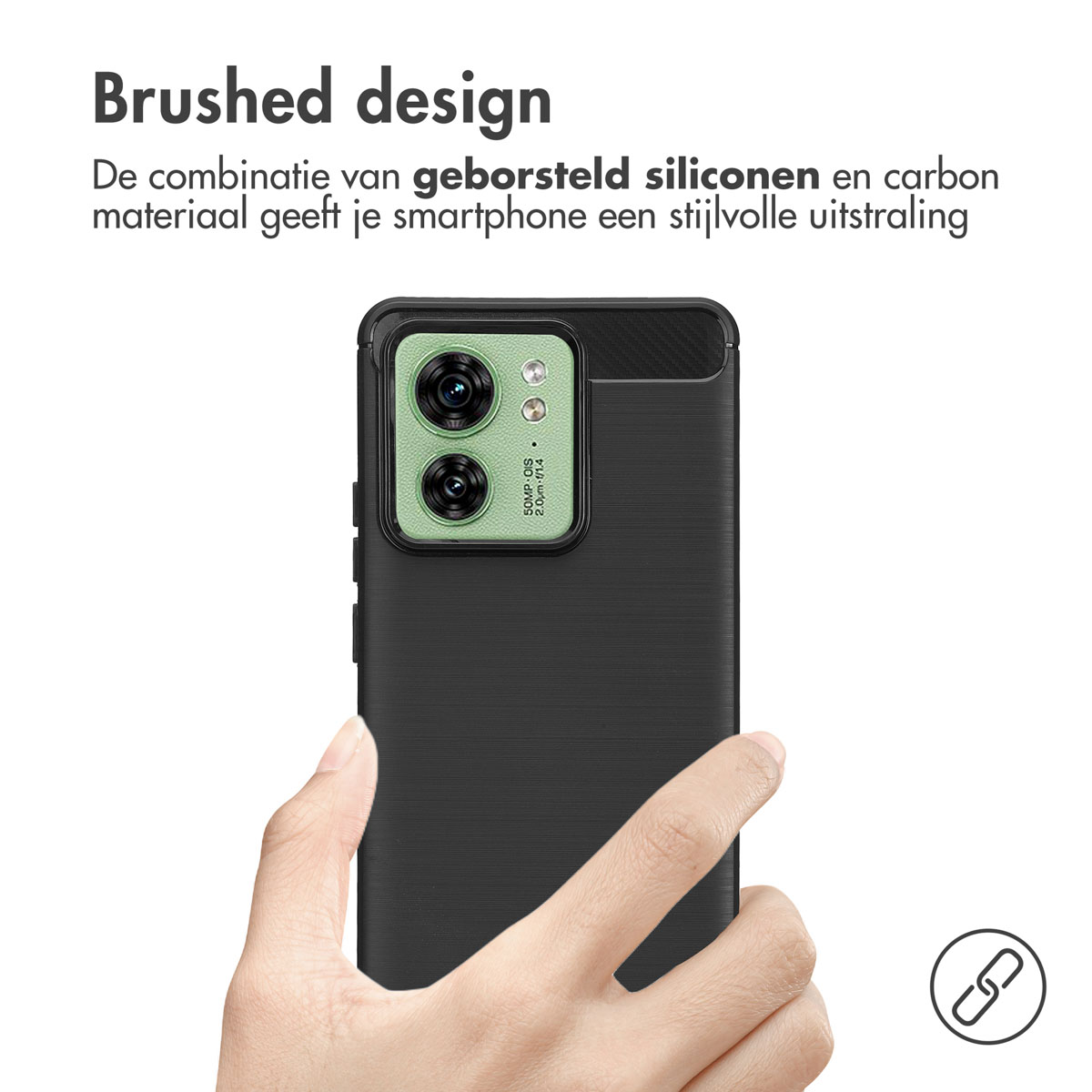 Hand die een zwarte telefoonhoes vasthoudt, de achterkant met een geborsteld ontwerp toont.