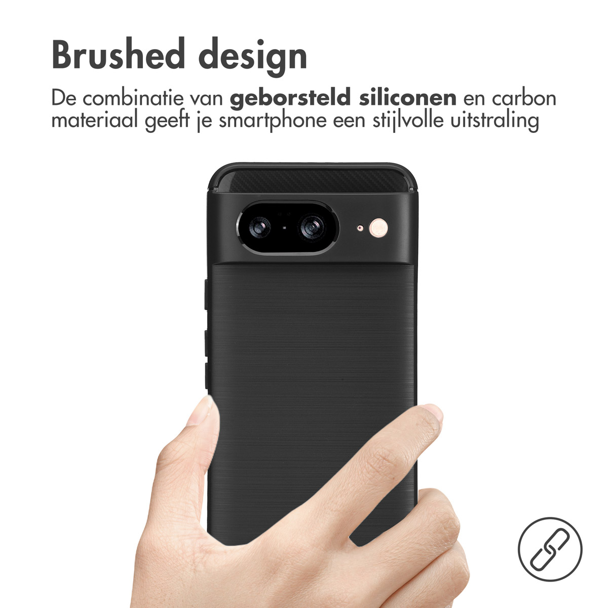 Una mano che tiene una custodia per telefono nera con un design spazzolato. La custodia ha una superficie strutturata.