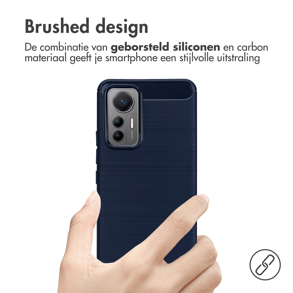 Une main tenant un téléphone bleu avec un étui au design brossé. L'étui a une bosse pour la caméra.