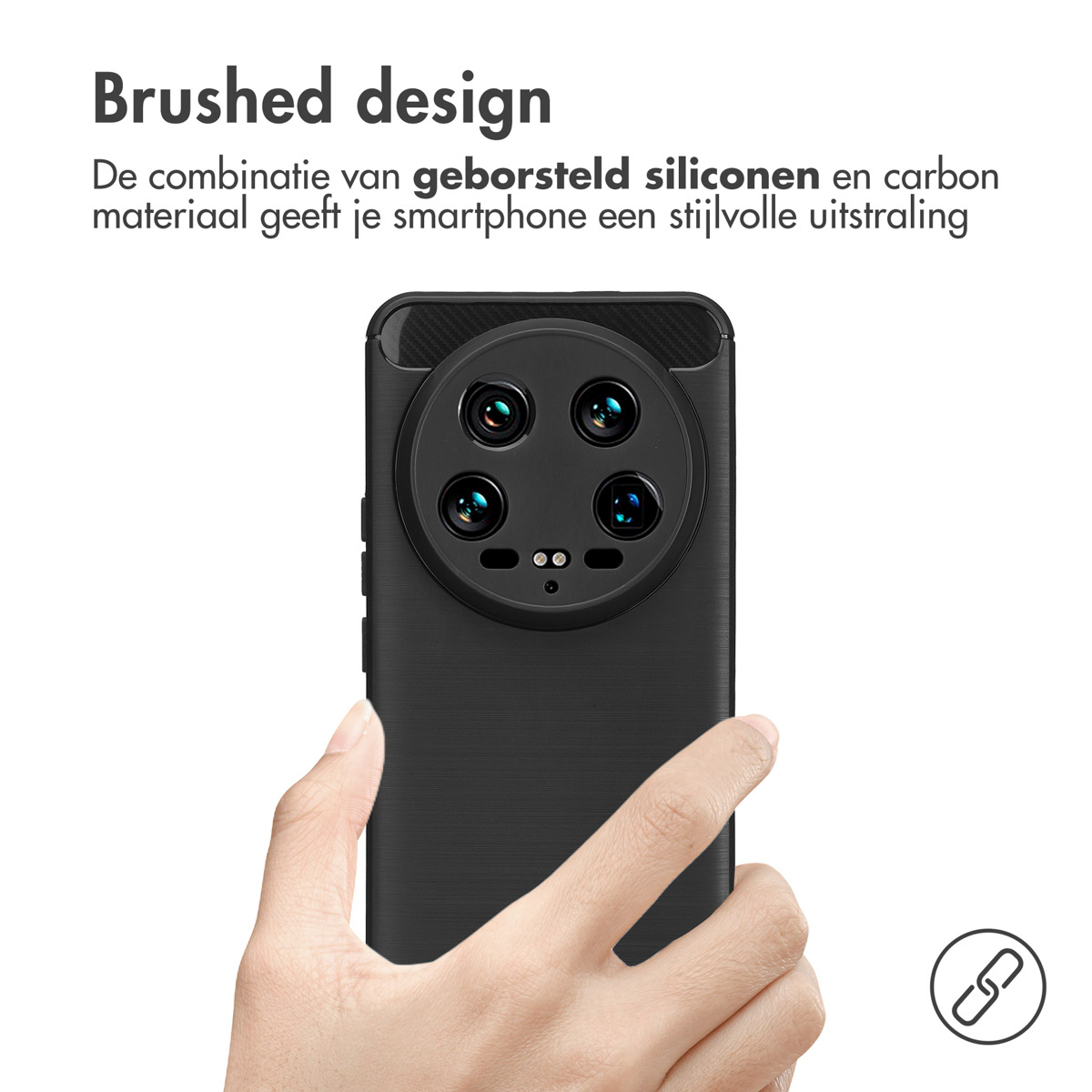 Mano che tiene una custodia nera per telefono con un design spazzolato. Testo: Design spazzolato, combinazione di silicone.
