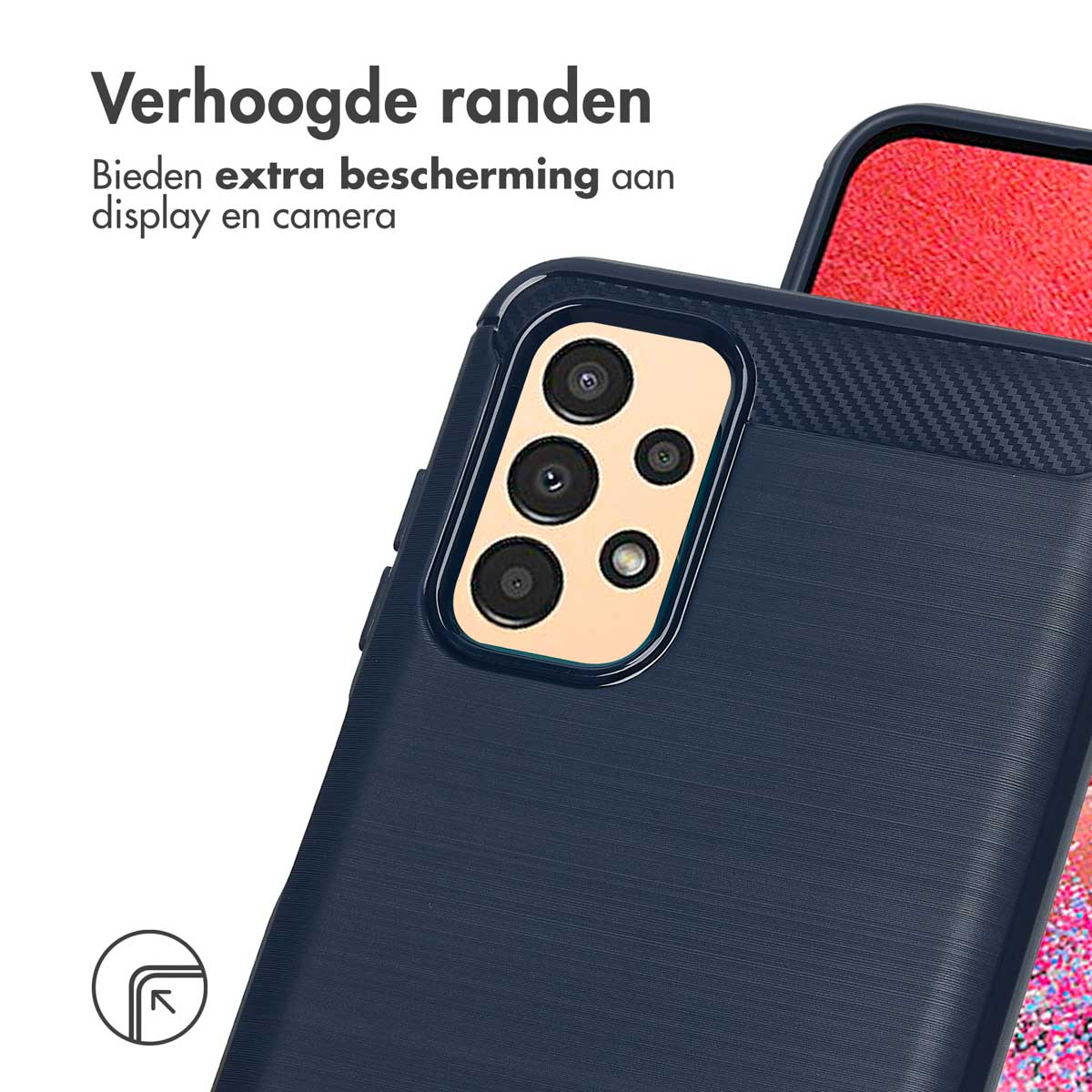 Close-up van een donkerblauwe telefoonhoes met verhoogde randen, die een telefoon met cameralenzen bedekt.
