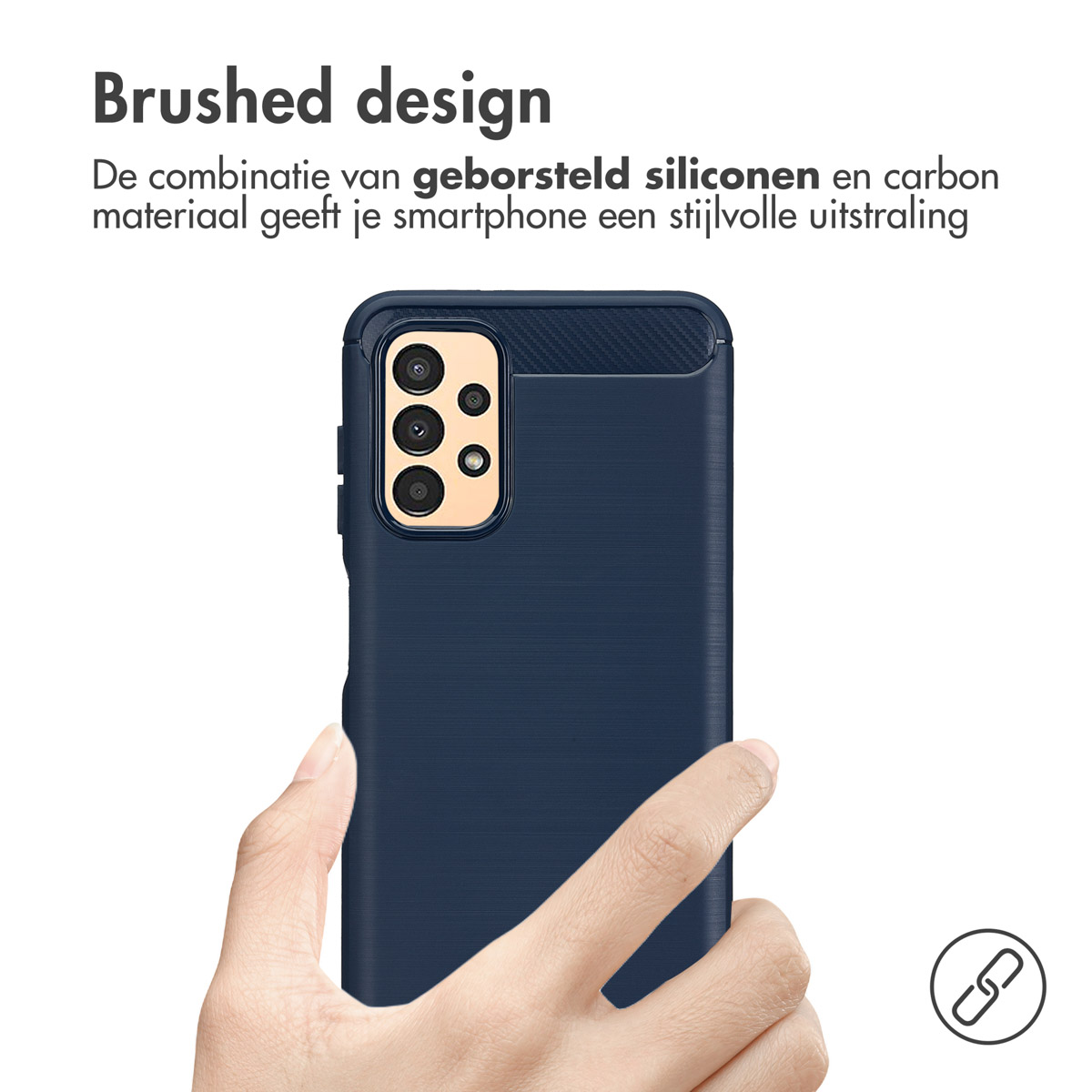 Hand die een marineblauwe telefoonhoes vasthoudt. Geborsteld ontwerp. Tekst zegt, Geborsteld ontwerp.