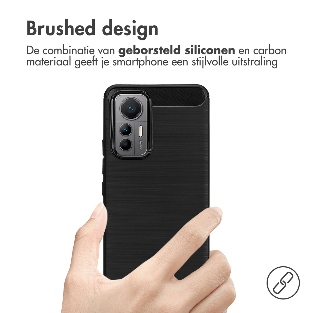 Une coque de téléphone noire avec un design brossé. Une main tient la coque. Le fond est blanc.